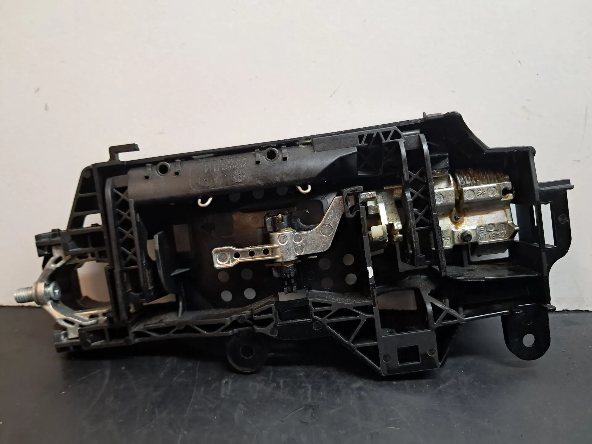 Suporte puxador porta trás esquerdo AUDI A4 Avant (8W5, 8WD, B9) Imagem-2