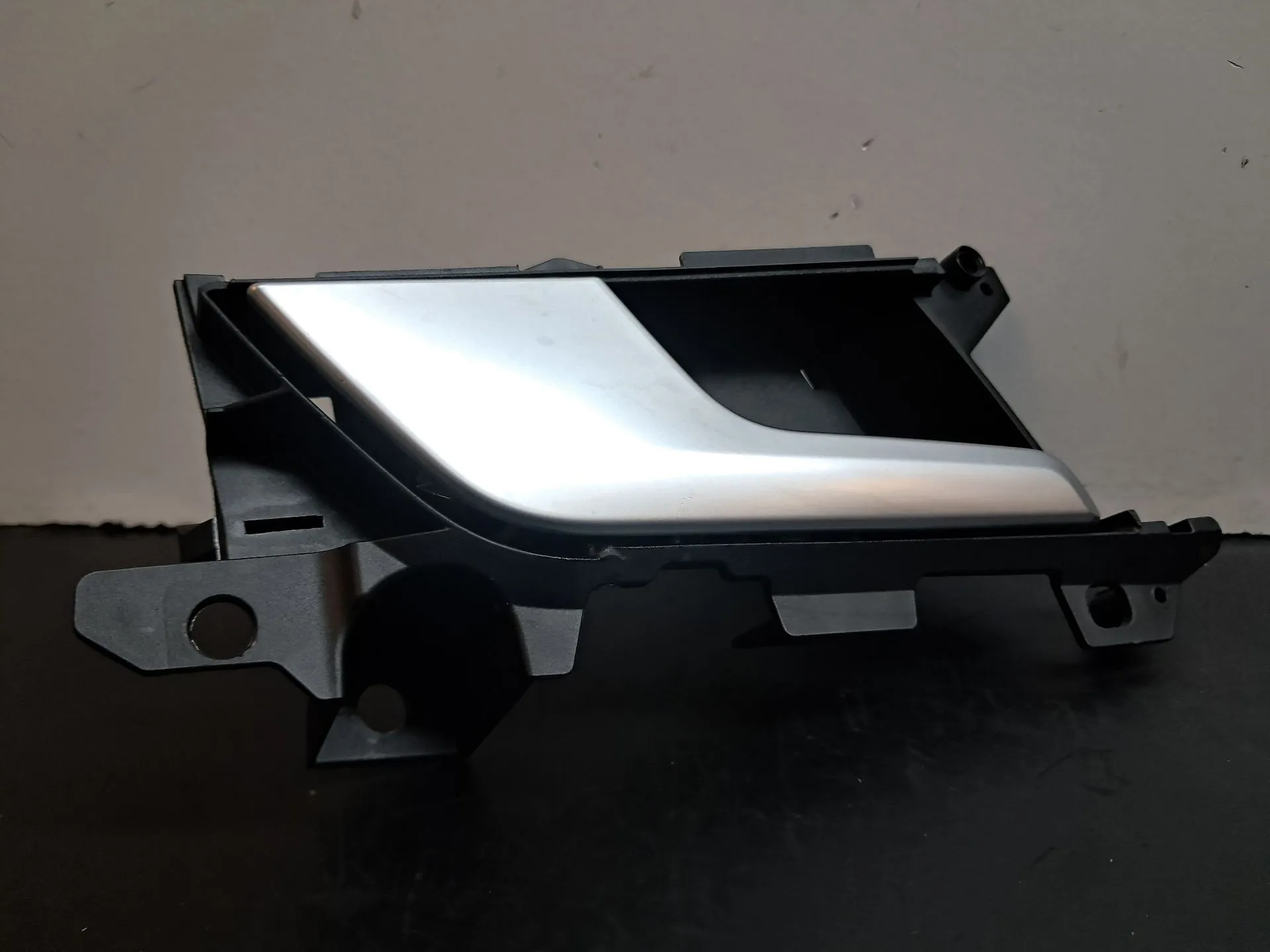 Puxador interior porta trás esquerdo AUDI A4 Avant (8W5, 8WD, B9)