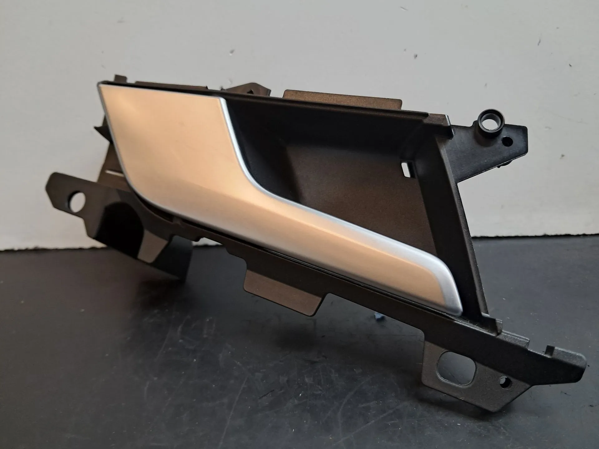 Puxador interior porta trás esquerdo AUDI A4 Avant (8W5, 8WD, B9) Imagem-1