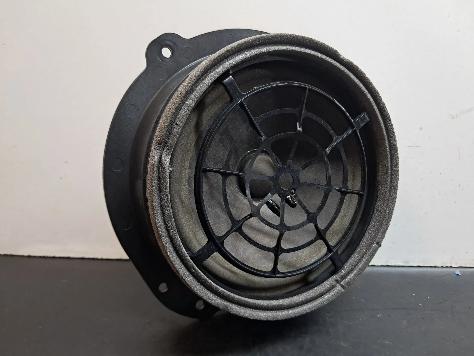 Columna de sonido AUDI A4 Avant (8W5, 8WD, B9)