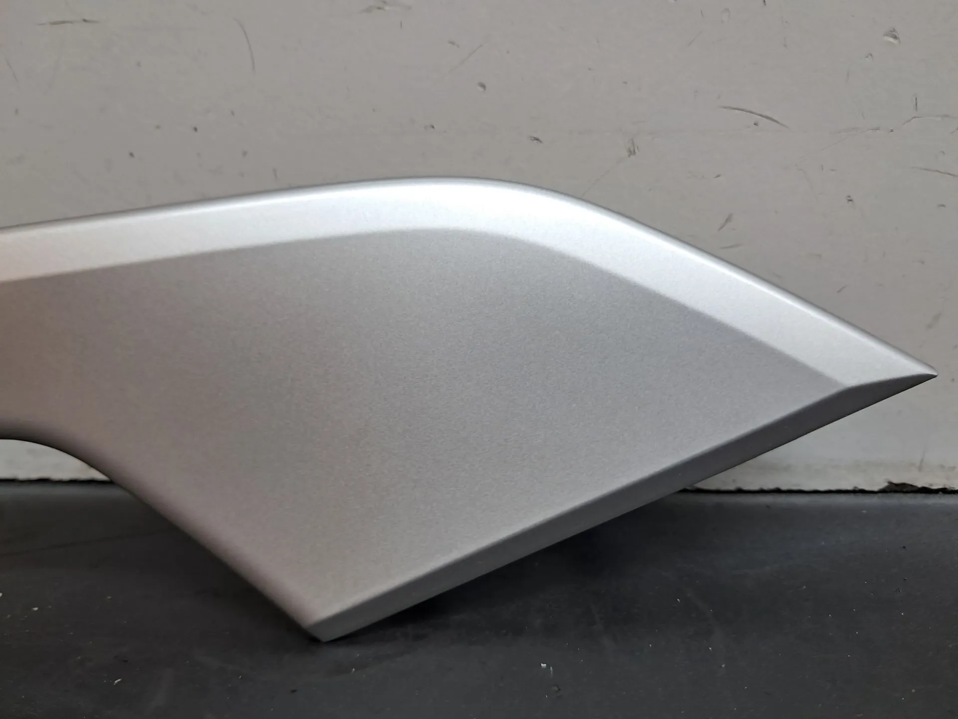 Moulure de porte arrière gauche AUDI A4 Avant (8W5, 8WD, B9) Imagem-1