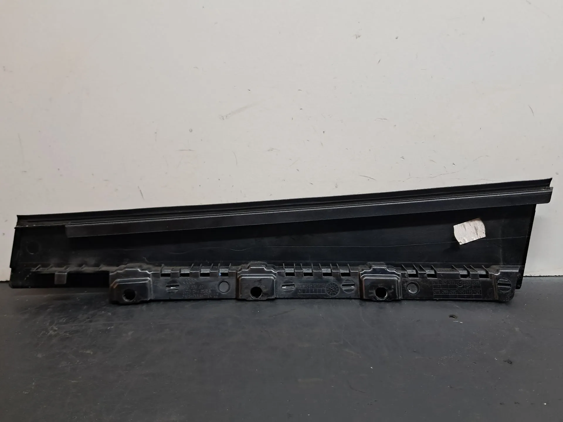 Moldura puerta trasera izquierda AUDI A4 Avant (8W5, 8WD, B9) Imagem-4