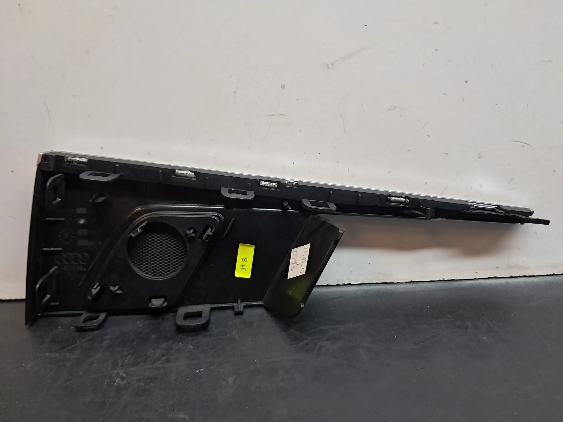 Moulure de porte arrière gauche AUDI A4 Avant (8W5, 8WD, B9) Imagem-1