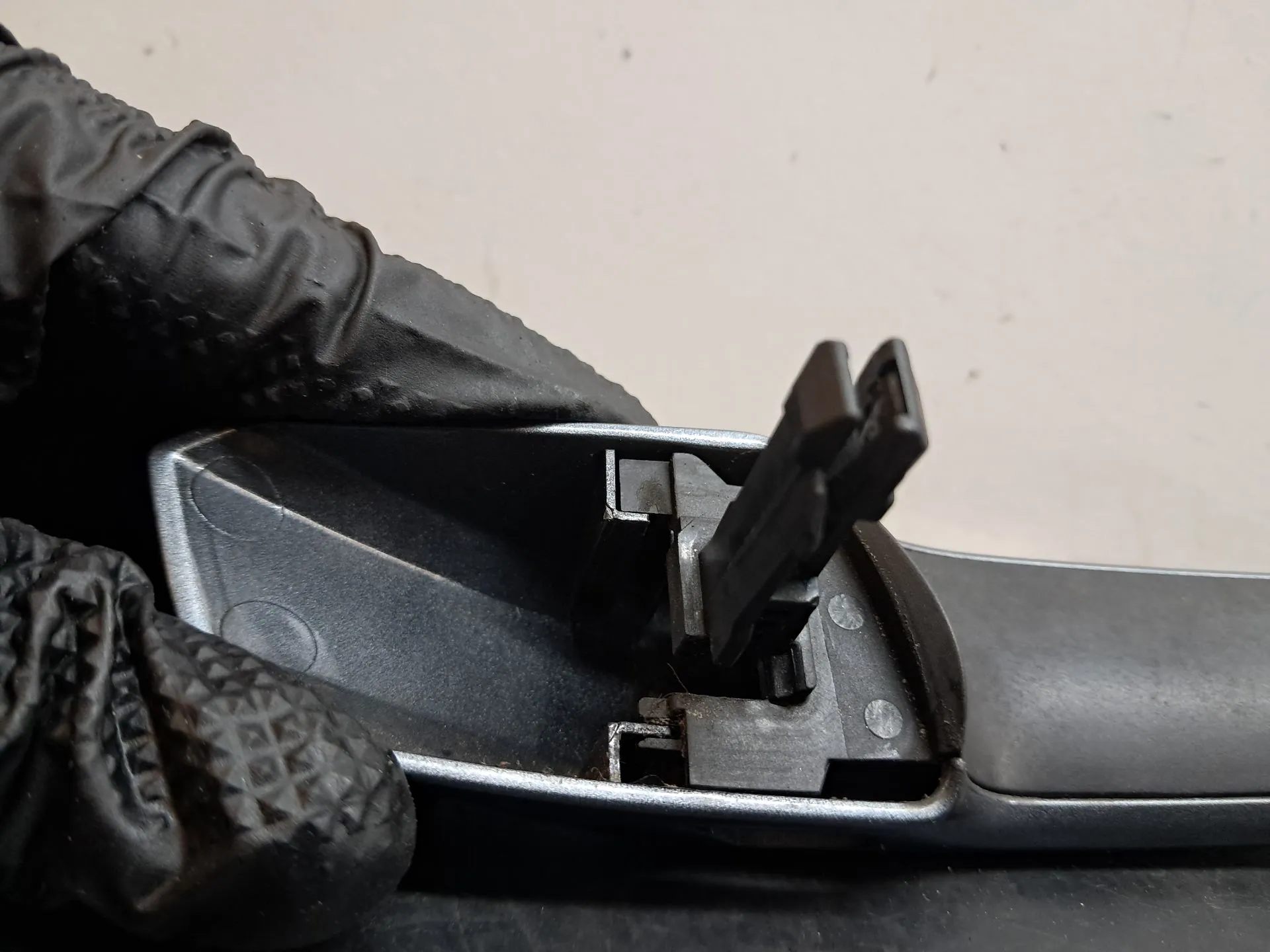 Manija puerta Trasero Izquierdo AUDI A4 Avant (8W5, 8WD, B9) Imagem-4