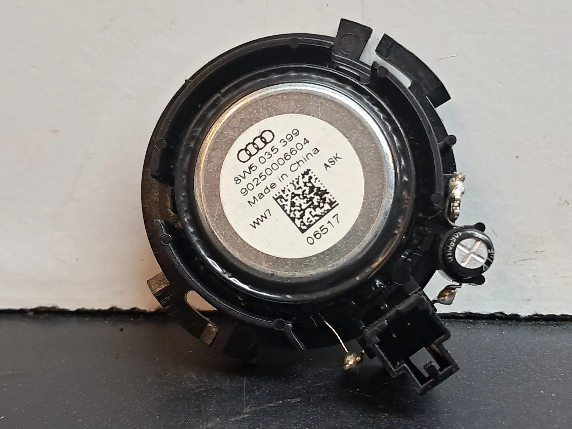 Colonne de son AUDI A4 Avant (8W5, 8WD, B9) Imagem-1