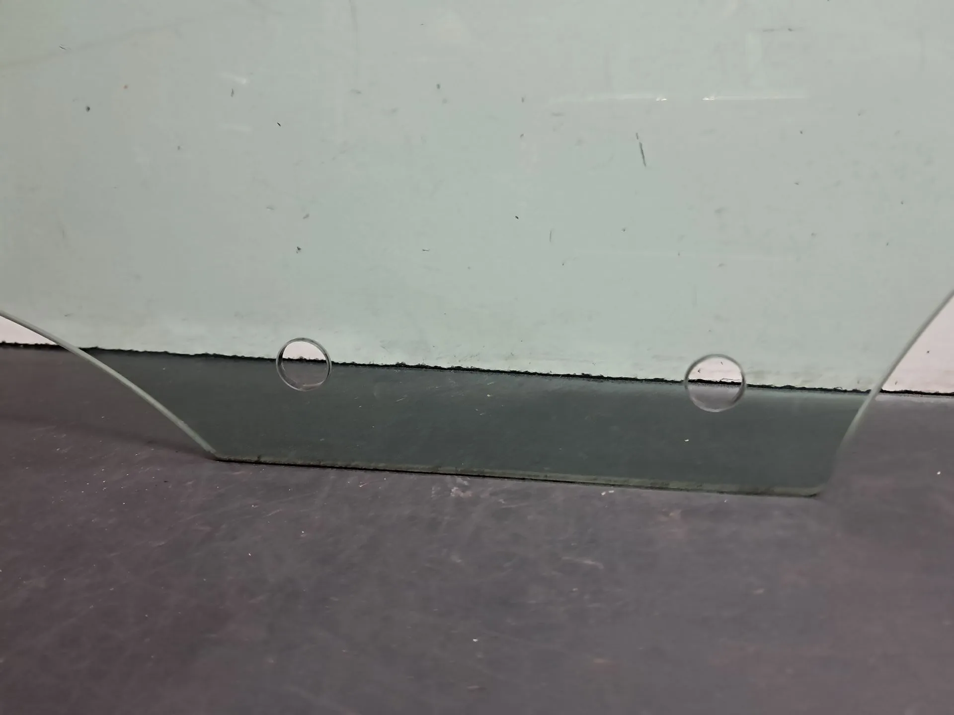 Vitre porte arrière gauche AUDI A4 (8W2, 8WC, B9) Imagem-1