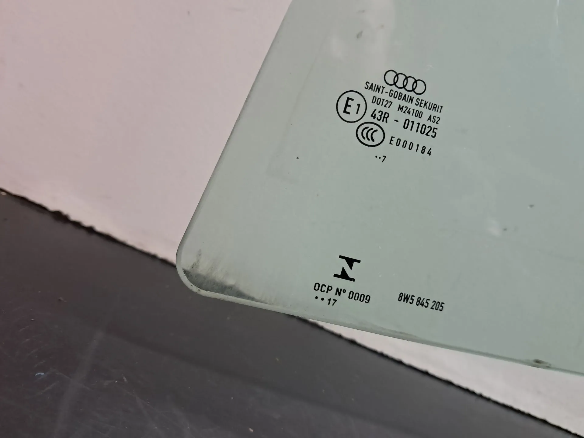 Vitre porte arrière gauche AUDI A4 (8W2, 8WC, B9) Imagem-6