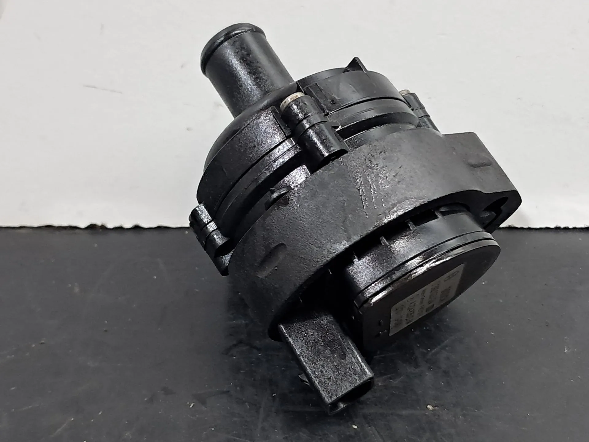 Bomba de agua adicional MERCEDES-BENZ GLC (X253) Imagem-1