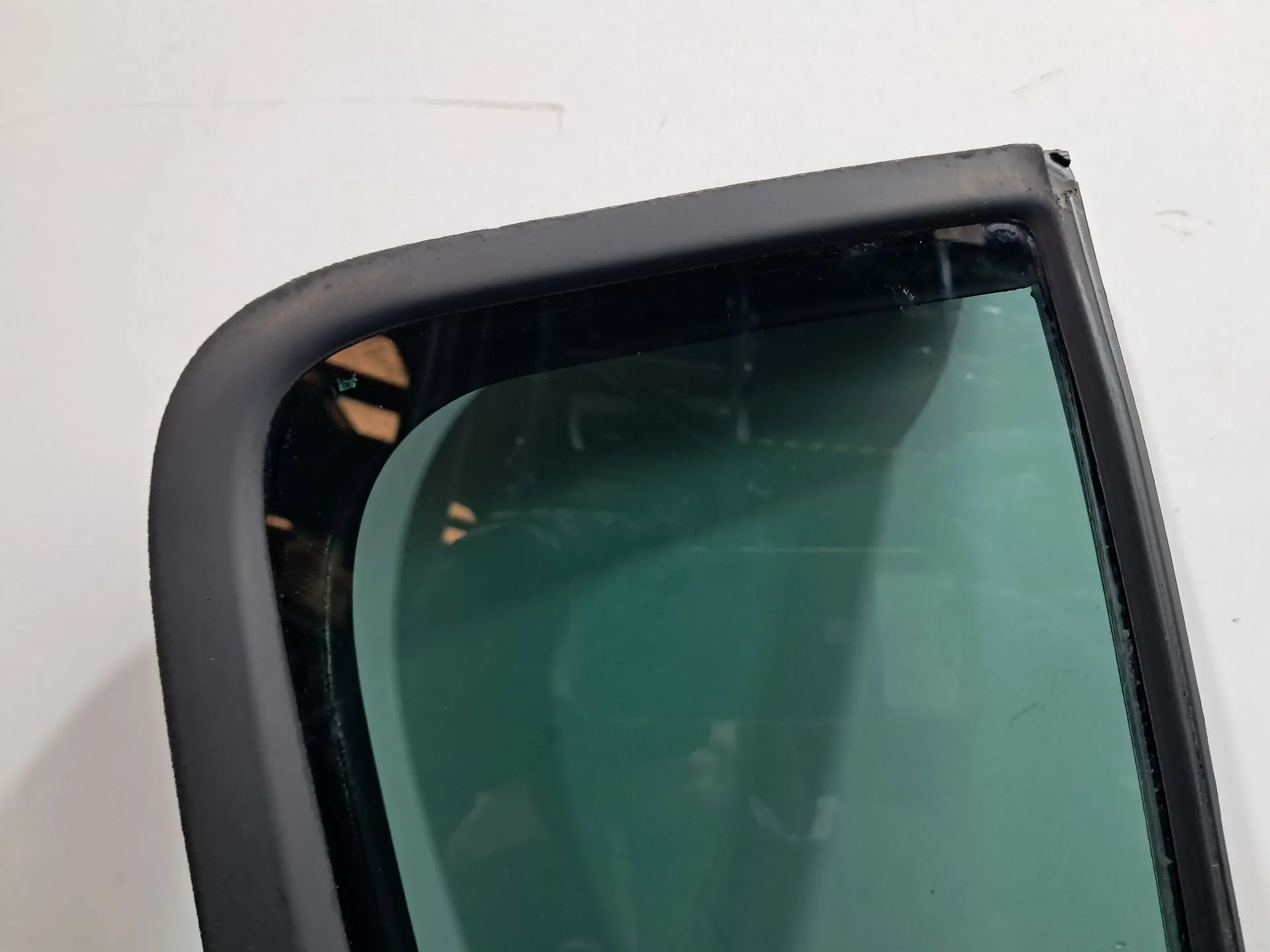 Vidro triangular da porta trás direito RENAULT Clio III (BR0/1, CR0/1) Imagem-1