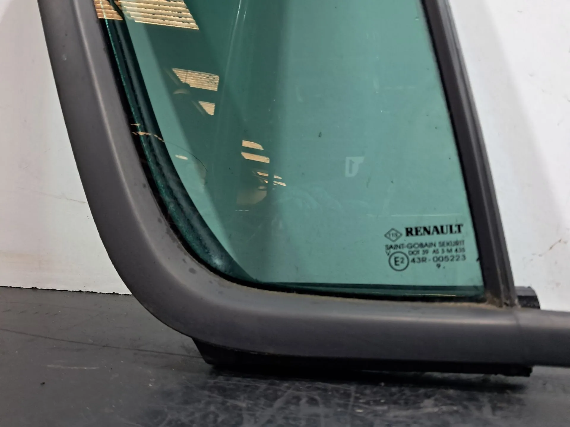 Vidro triangular da porta trás direito RENAULT Clio III (BR0/1, CR0/1) Imagem-3