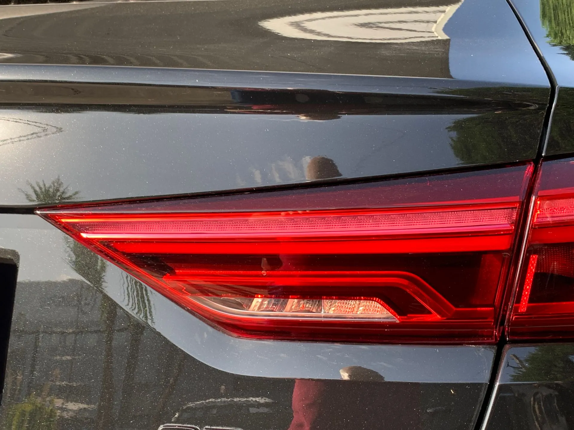 Piloto derecho del maletero AUDI Q3 Sportback (F3N)