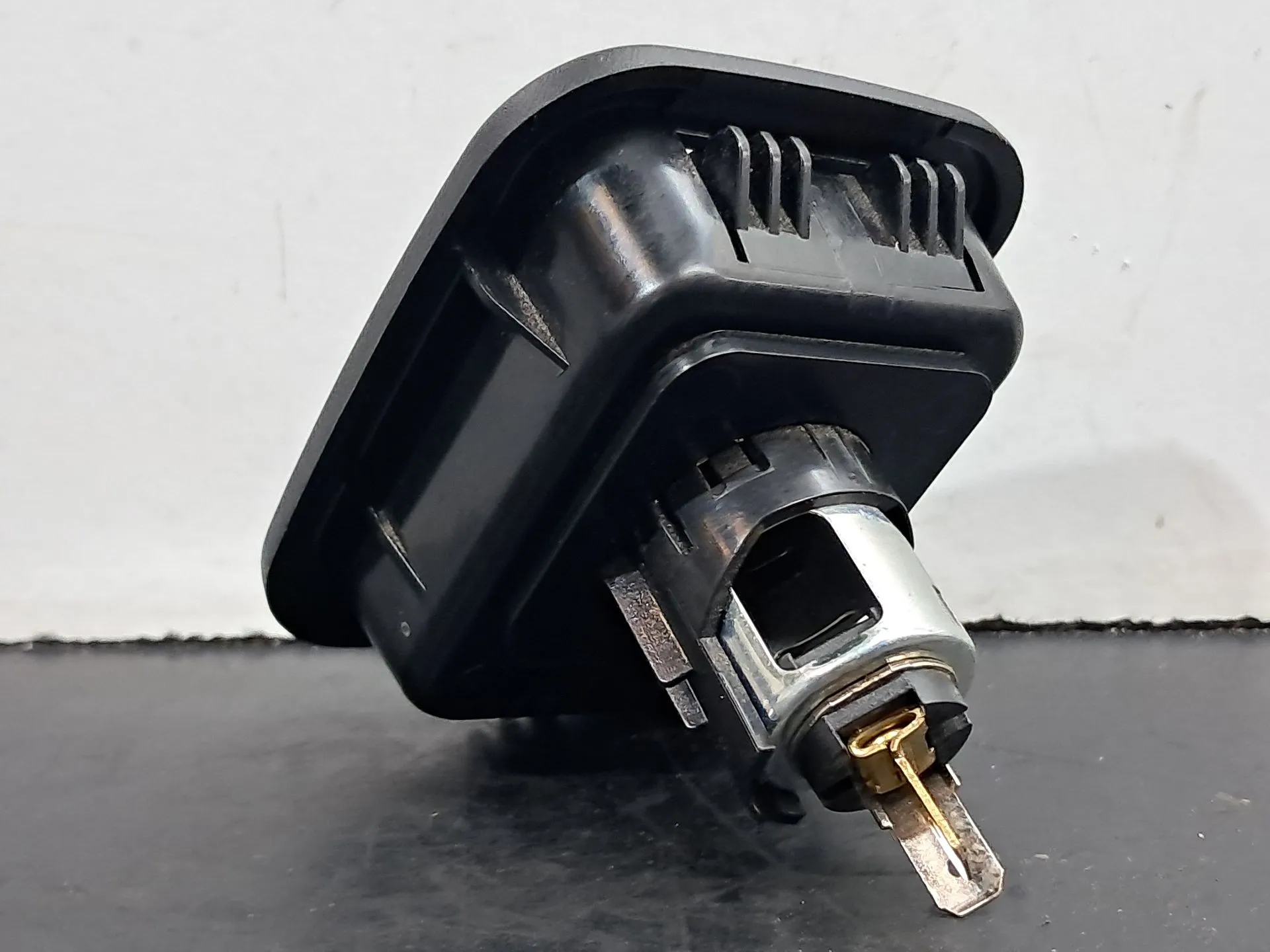 Tomada 12V BMW X4 (G02, F98) Imagem-2