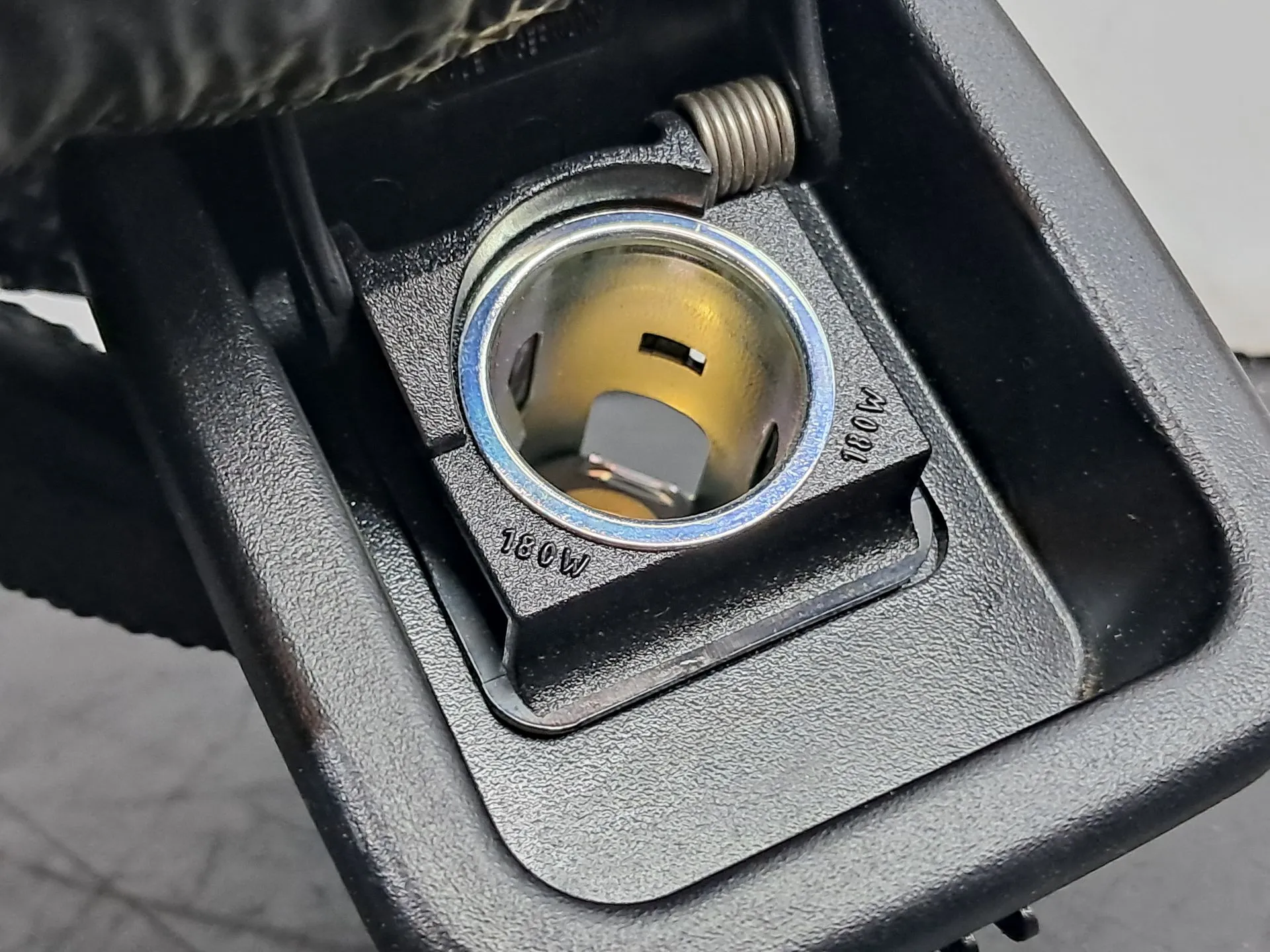 Tomada 12V BMW X4 (G02, F98) Imagem-1