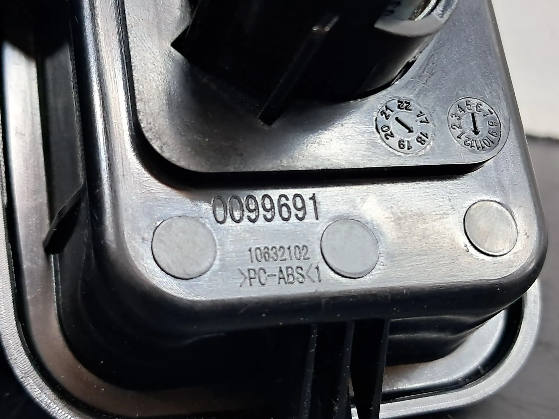 Tomada 12V BMW X4 (G02, F98) Imagem-4