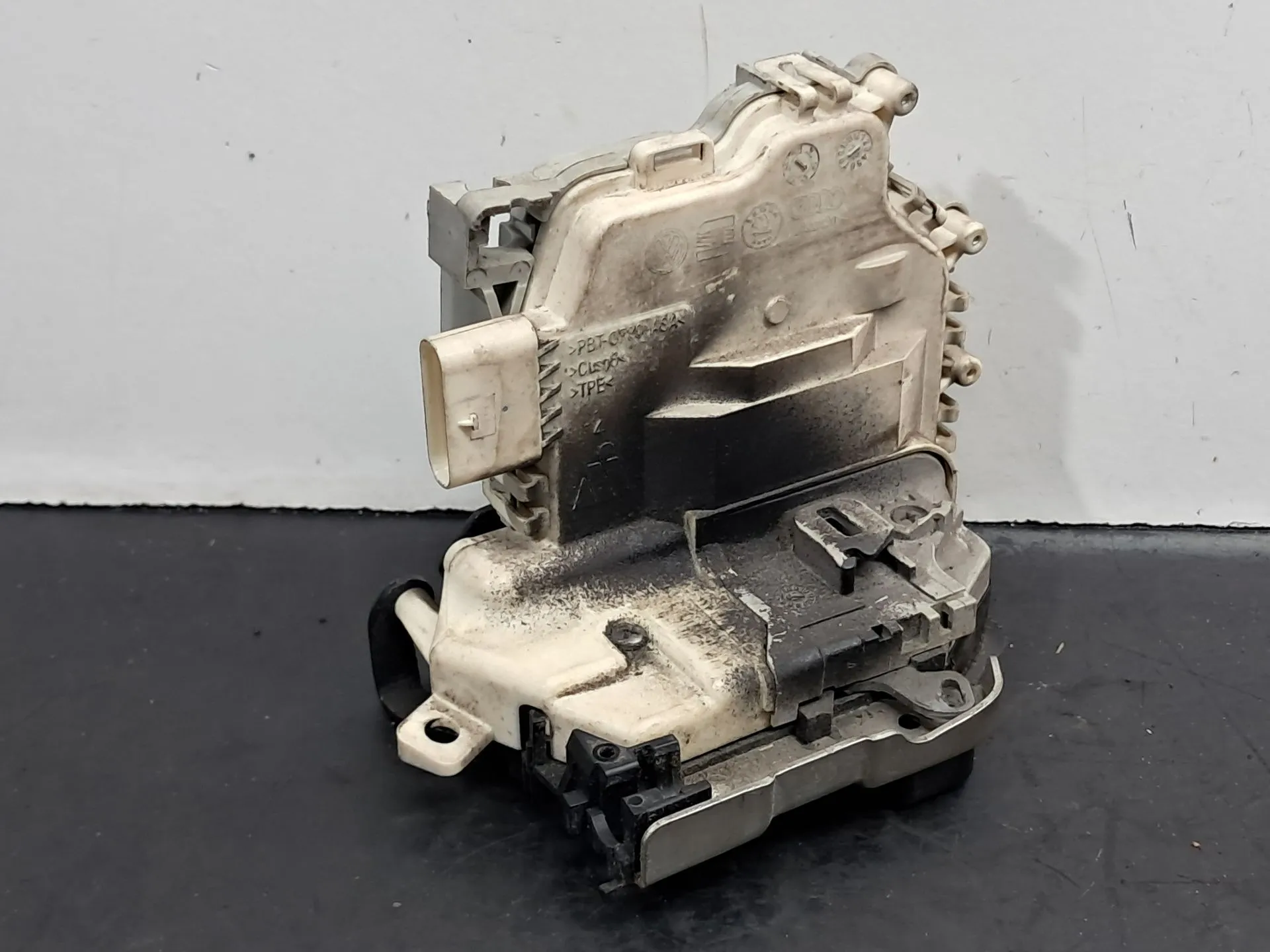 Cerradura / cierre puerta trasera izquierda AUDI A1 Sportback (8XA, 8XF)