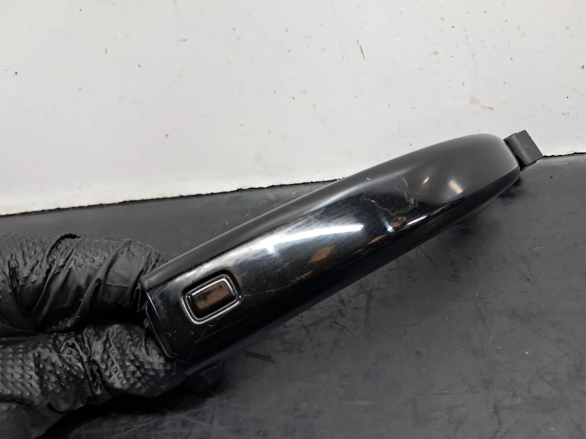 Poignée de porte arrière gauche AUDI A1 Sportback (8XA, 8XF) Imagem-1