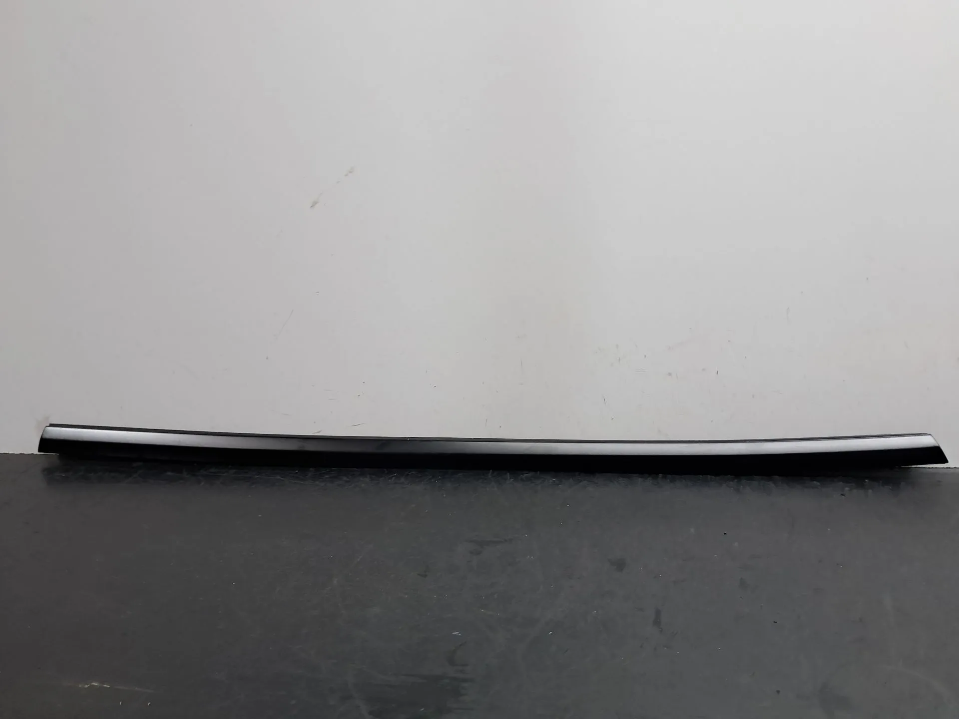 Raspador Vidrio de Puerta Trasera Izquierda TESLA Model Y (5YJY)