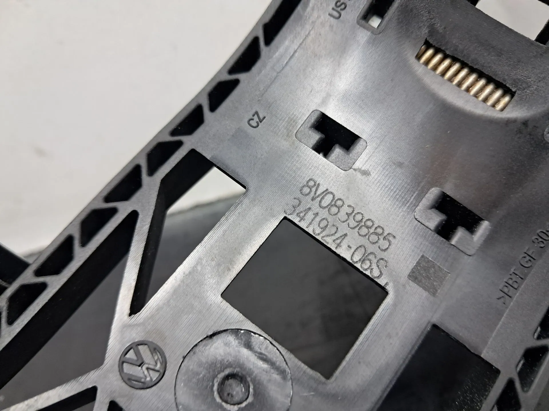 Support poignée porte avant Droite AUDI Q3 Sportback (F3N) Imagem-1