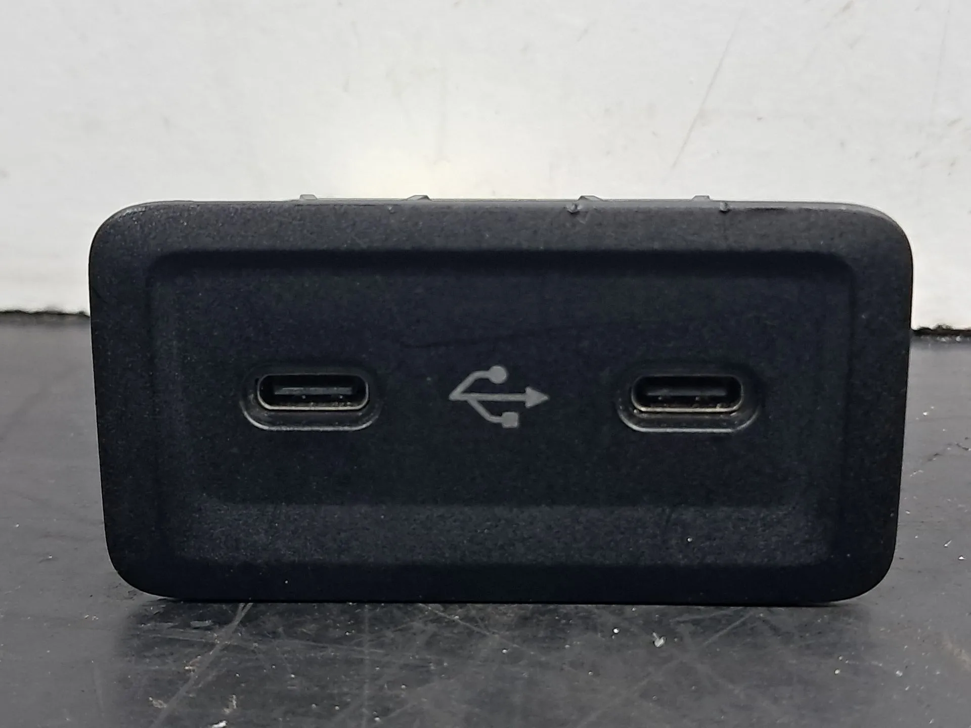 Módulo USB / AUX / IPOD MERCEDES-BENZ Classe C (W206) Imagem-1