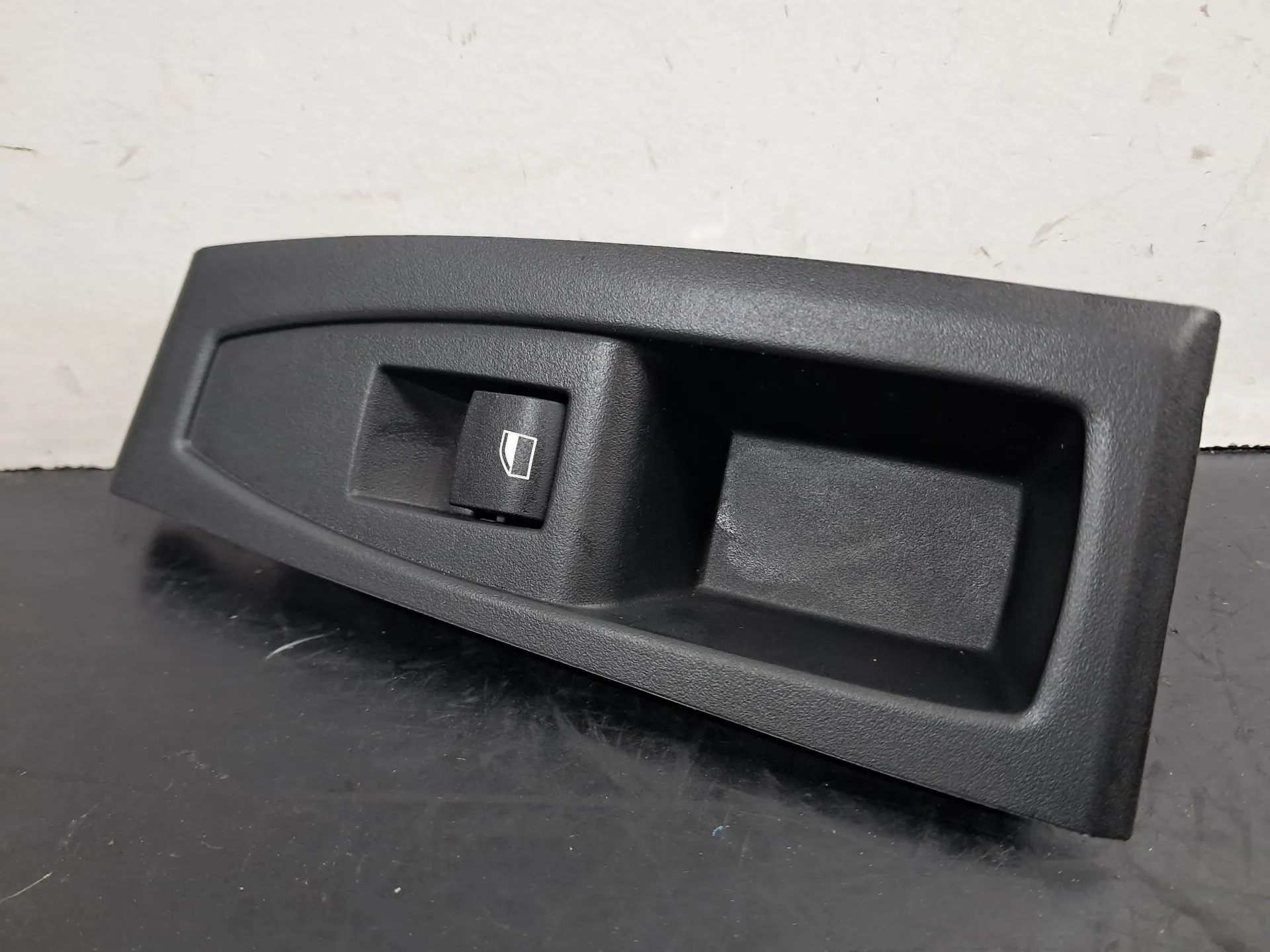 Commande / interrupteur lève-vitre Arrière gauche BMW 2 Gran Tourer (F46) Imagem-1