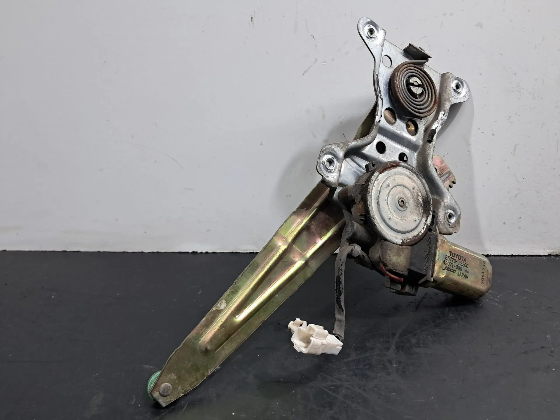 Alzavetro posteriore sinistro TOYOTA Corolla Sedan (_E10_)