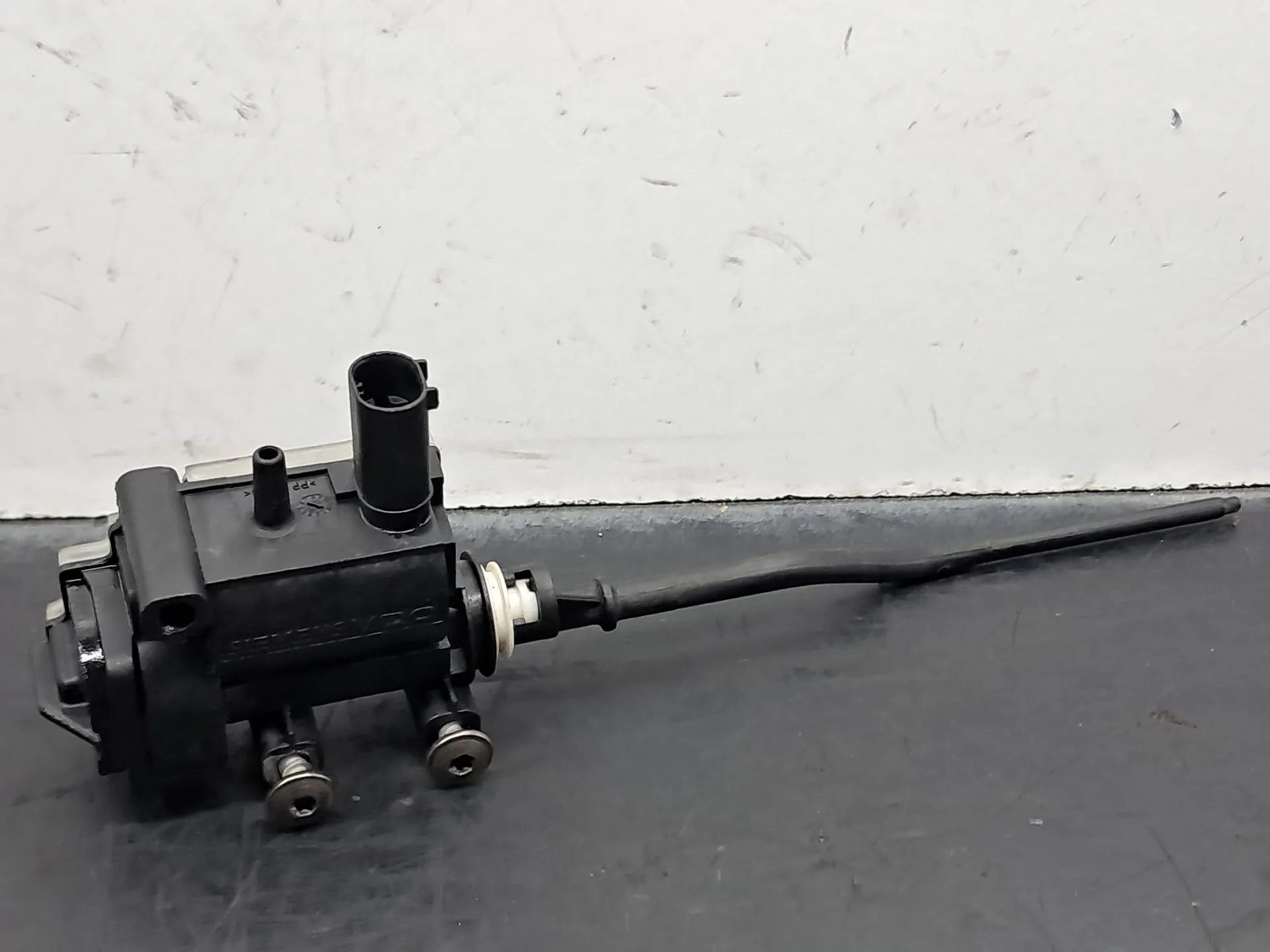 Verrouillage du réservoir de carburant  BMW 1 (E81)