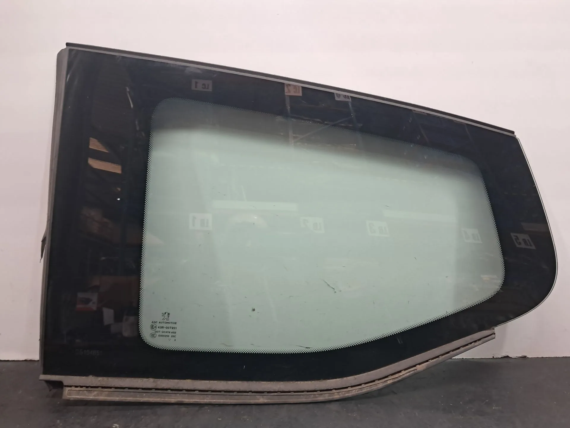 Left rear quarter glass PEUGEOT 5008 I (0U_, 0E_)