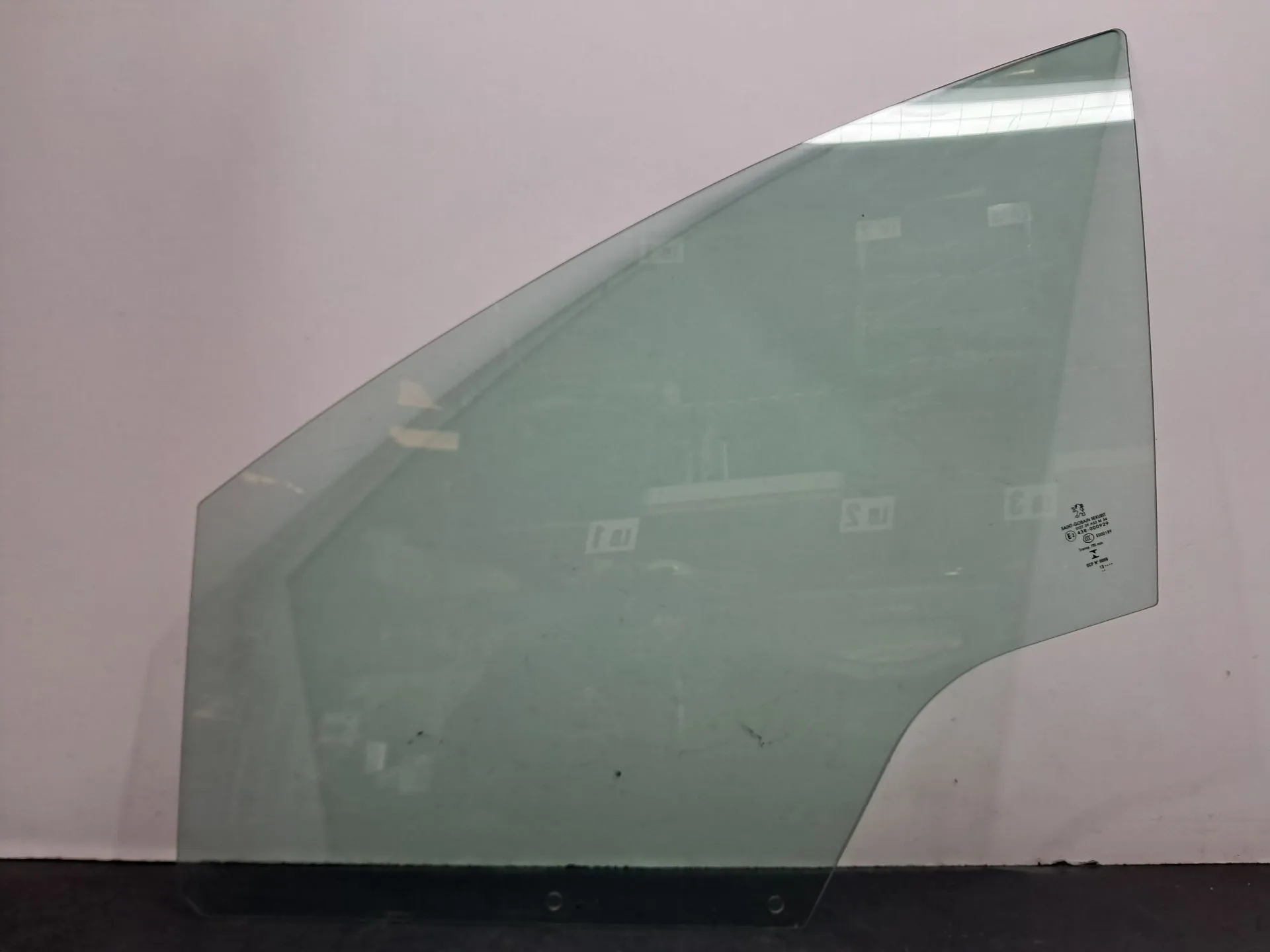 Left front door glass PEUGEOT 5008 I (0U_, 0E_)