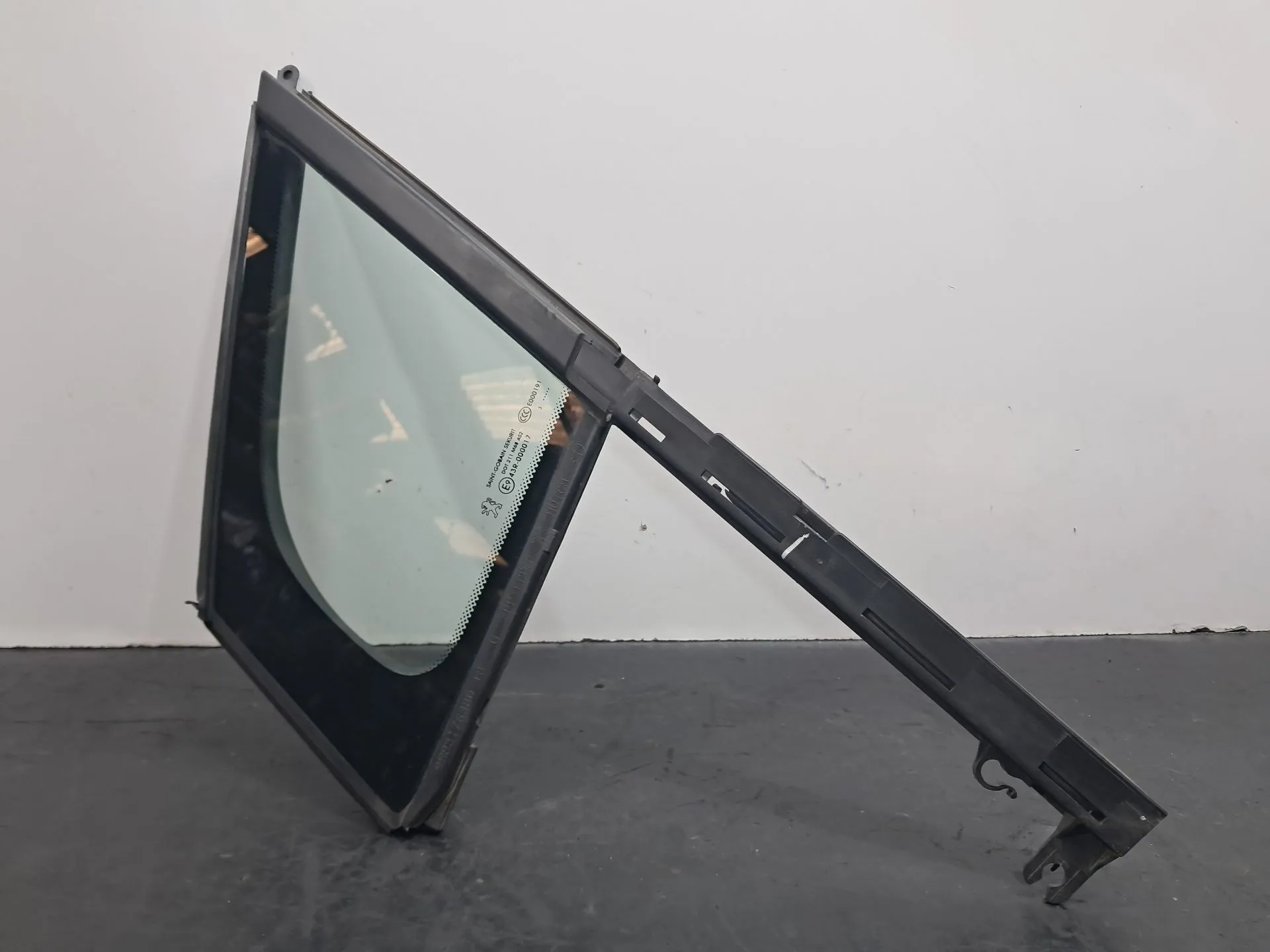 Left front triangle window PEUGEOT 5008 I (0U_, 0E_)