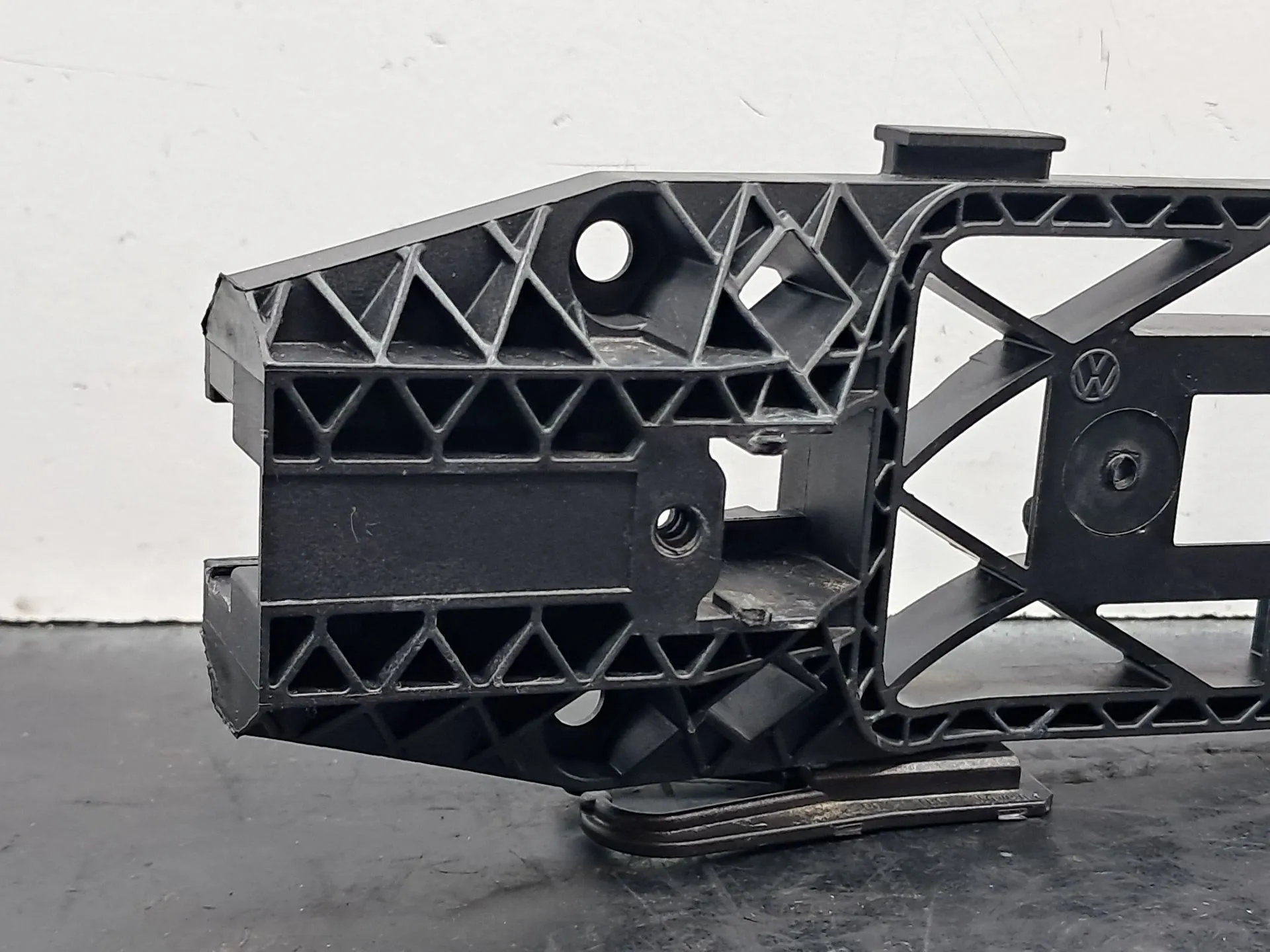 Left rear door handle support AUDI Q3 Sportback (F3N) Imagem-1