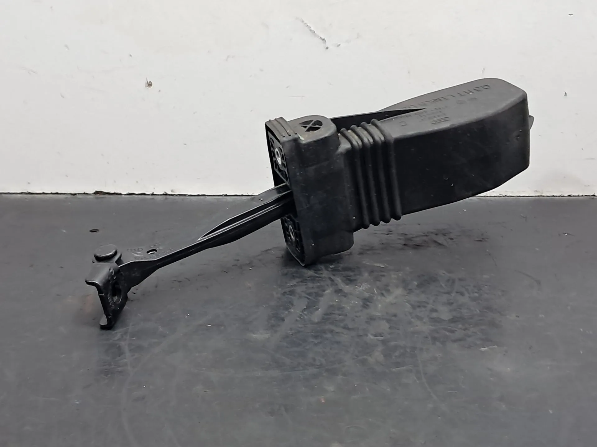 Limitador de puerta trasero izquierdo AUDI Q3 Sportback (F3N)