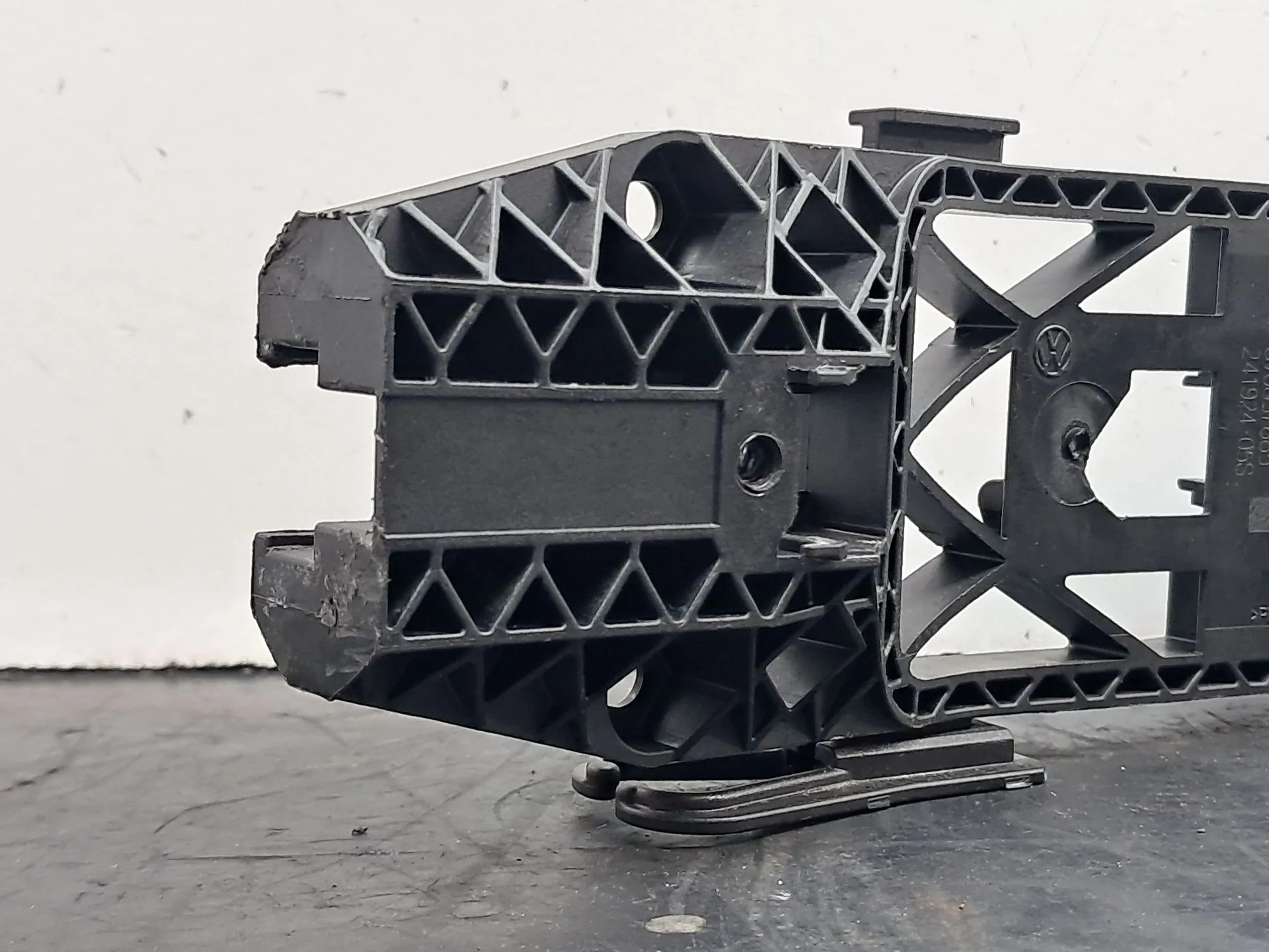 Support poignée porte avant gauche AUDI Q3 Sportback (F3N) Imagem-1