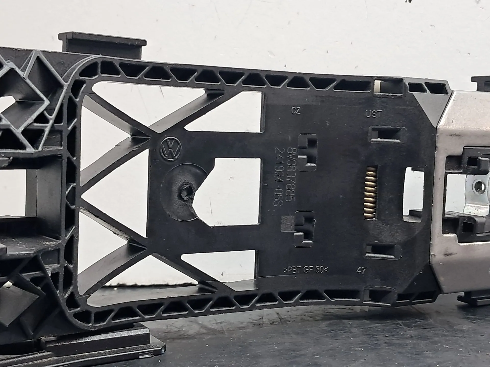 Support poignée porte avant gauche AUDI Q3 Sportback (F3N) Imagem-2