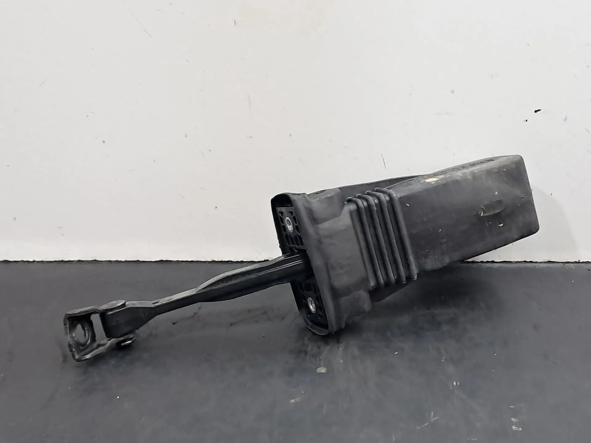 Limitador de puerta  delantero izquierdo AUDI Q3 Sportback (F3N)