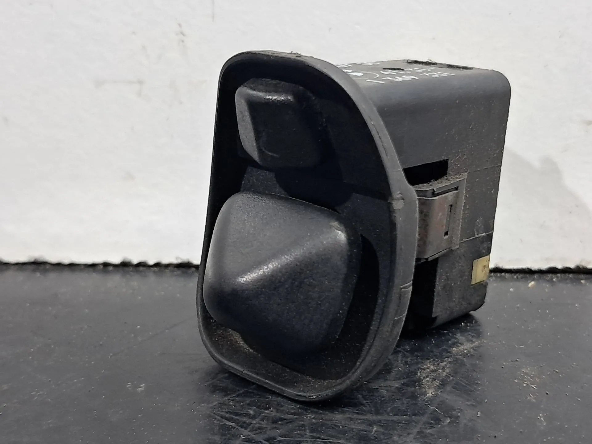 Commande des rétroviseurs BMW 5 (E34)