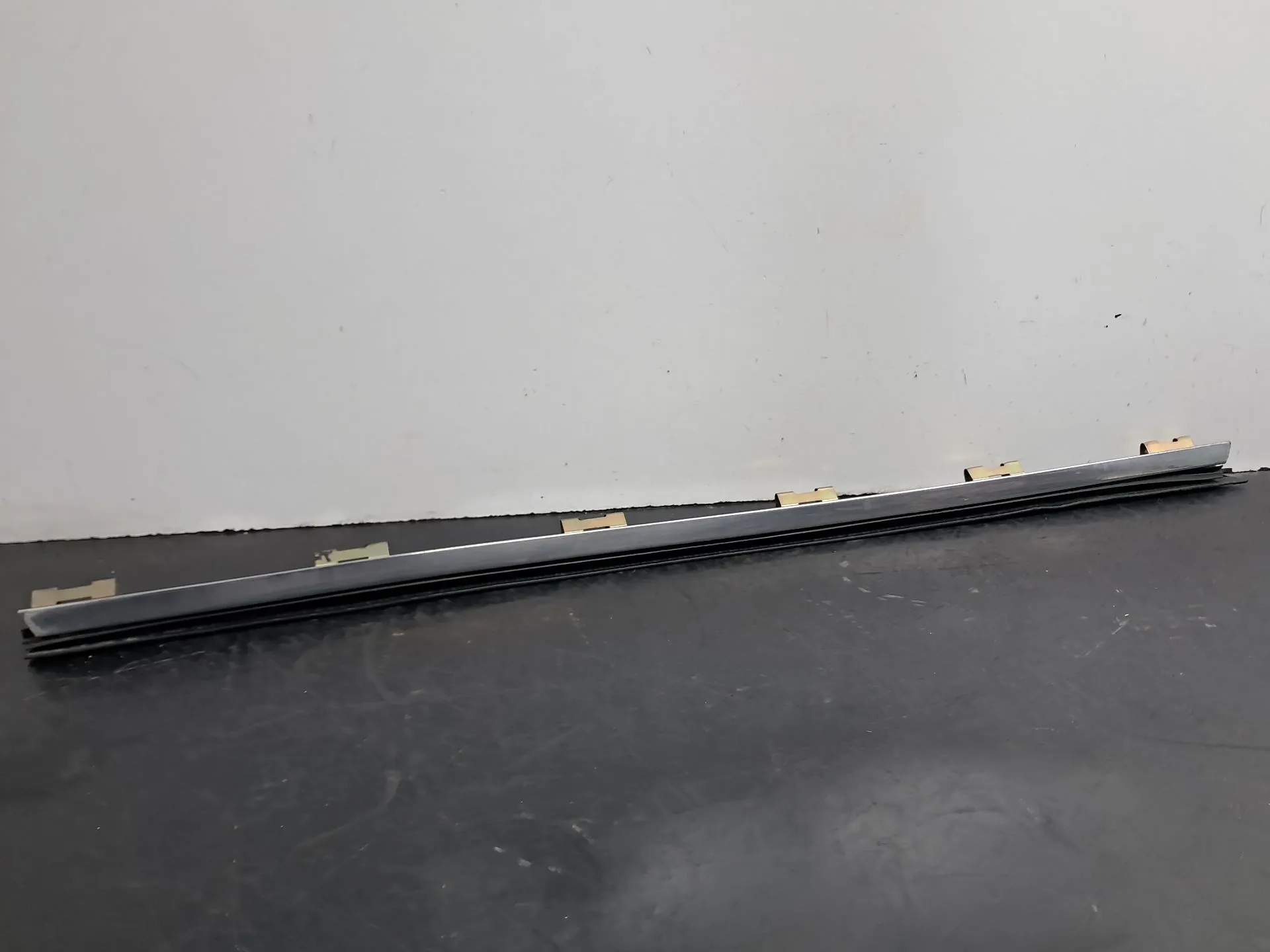 Racloir de vitre porte avant gauche BMW 5 (E34)