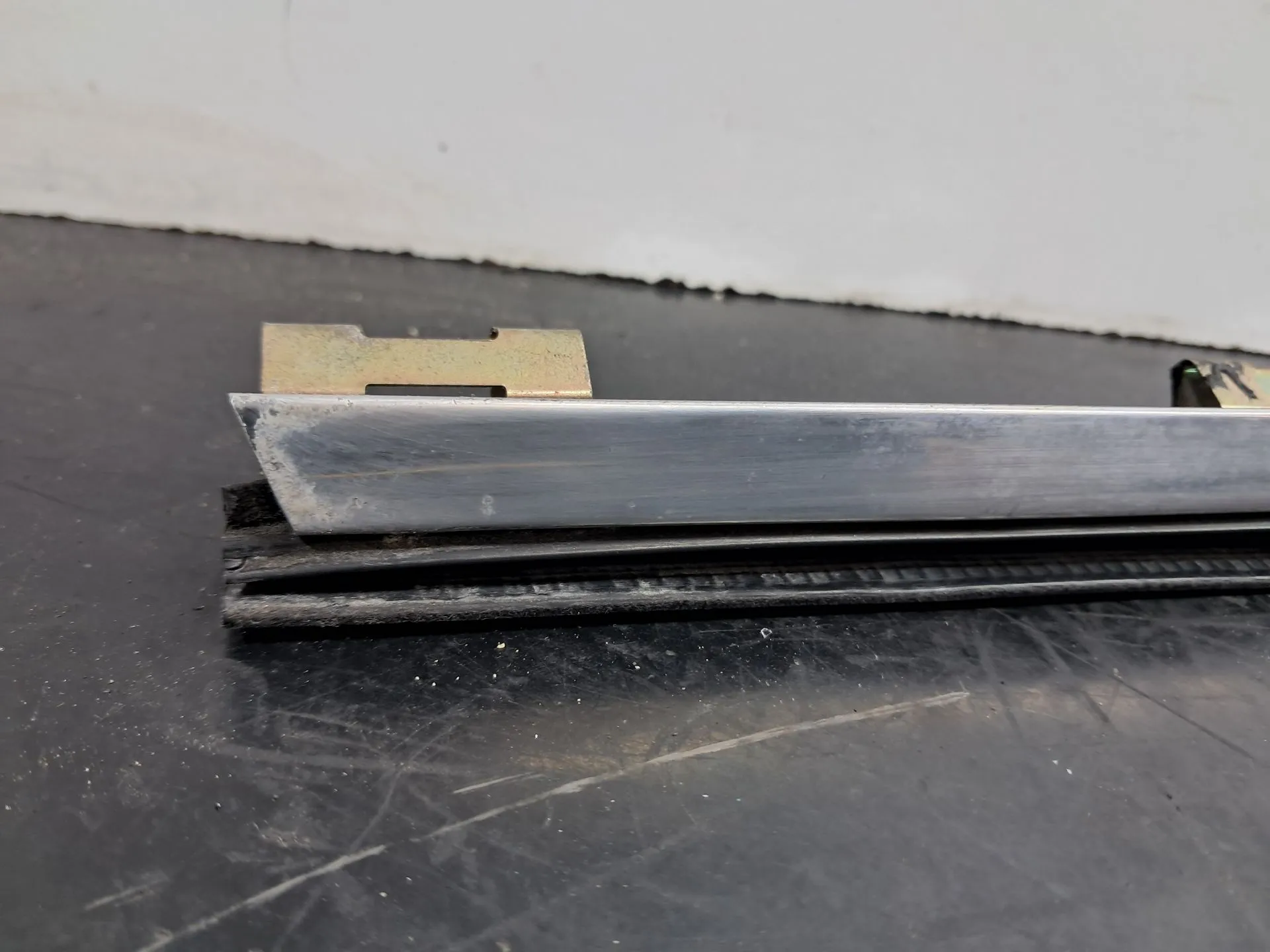 Racloir de vitre porte avant gauche BMW 5 (E34) Imagem-1