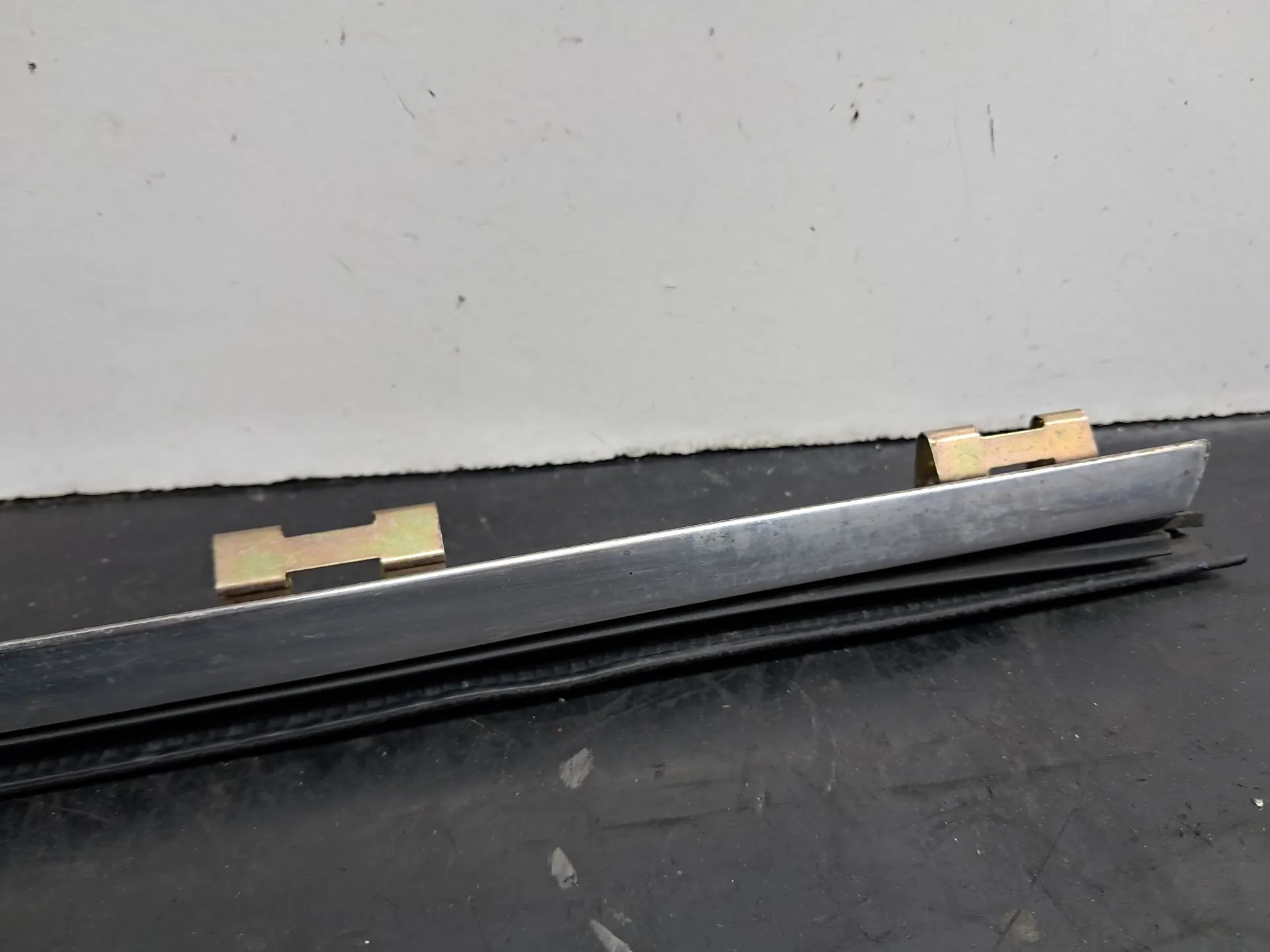 Racloir de vitre porte avant gauche BMW 5 (E34) Imagem-4