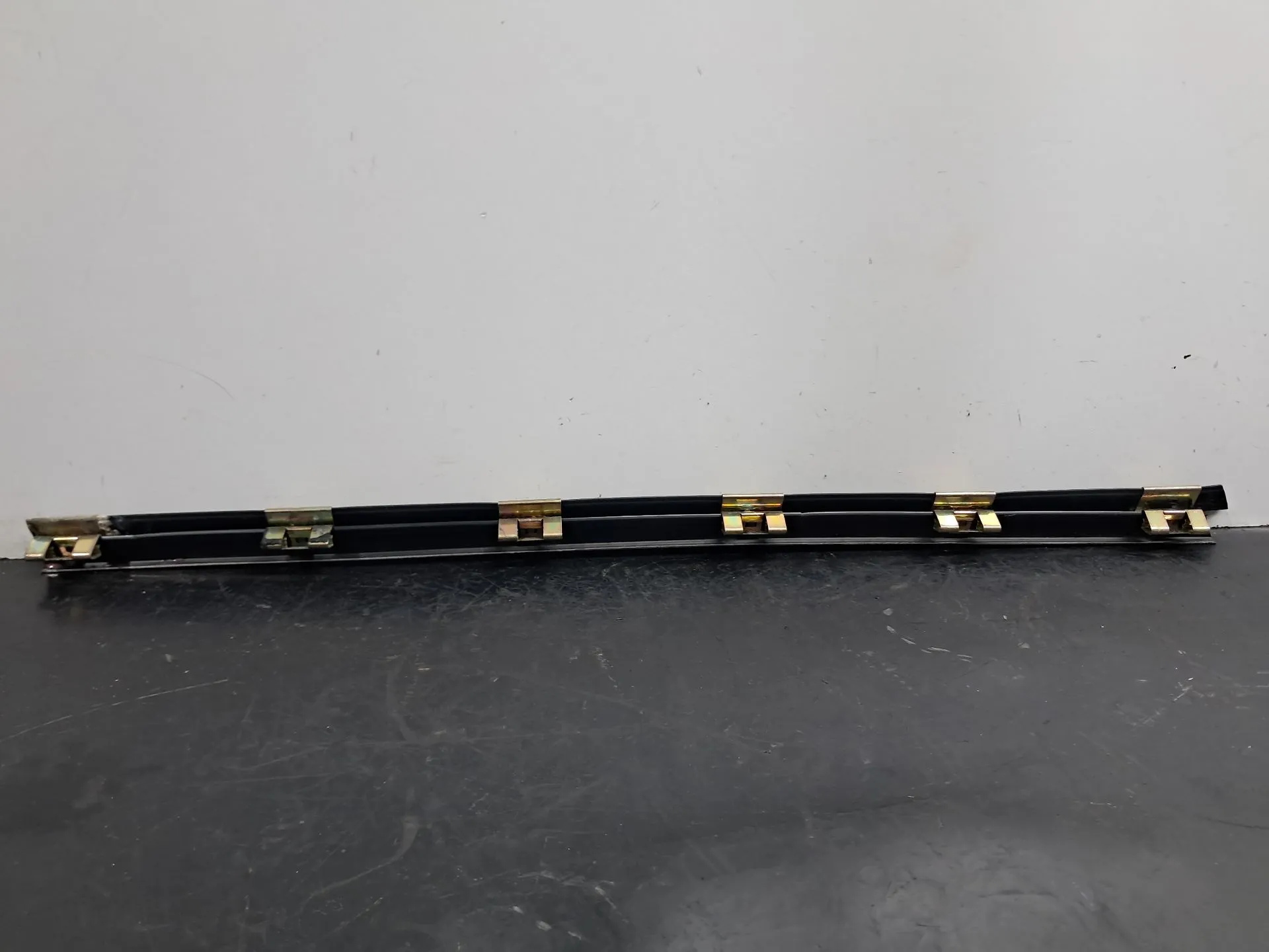 Racloir de vitre porte avant gauche BMW 5 (E34) Imagem-5