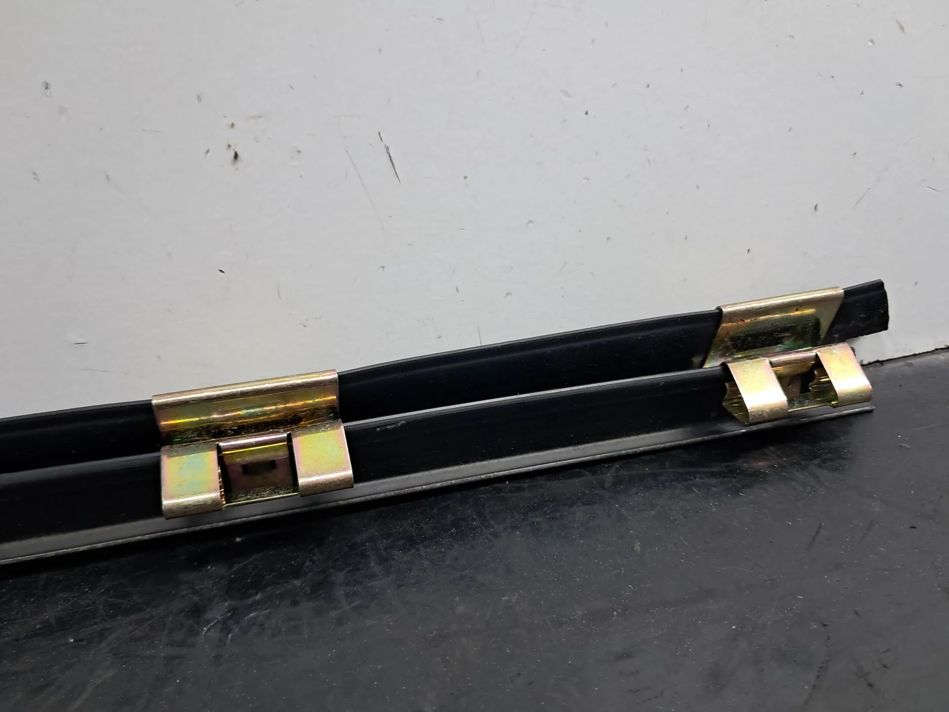 Racloir de vitre porte avant gauche BMW 5 (E34) Imagem-9