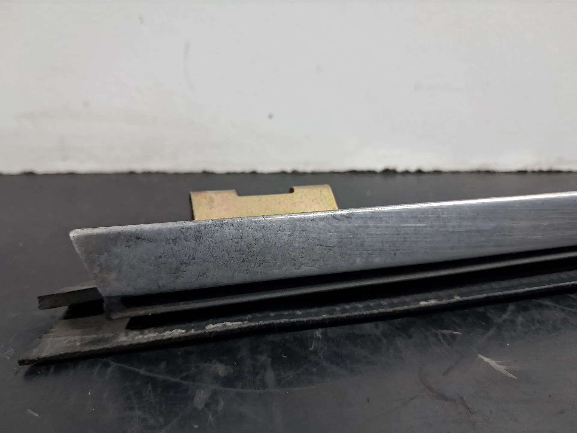 Racloir de vitre porte avant Droite BMW 5 (E34) Imagem-1