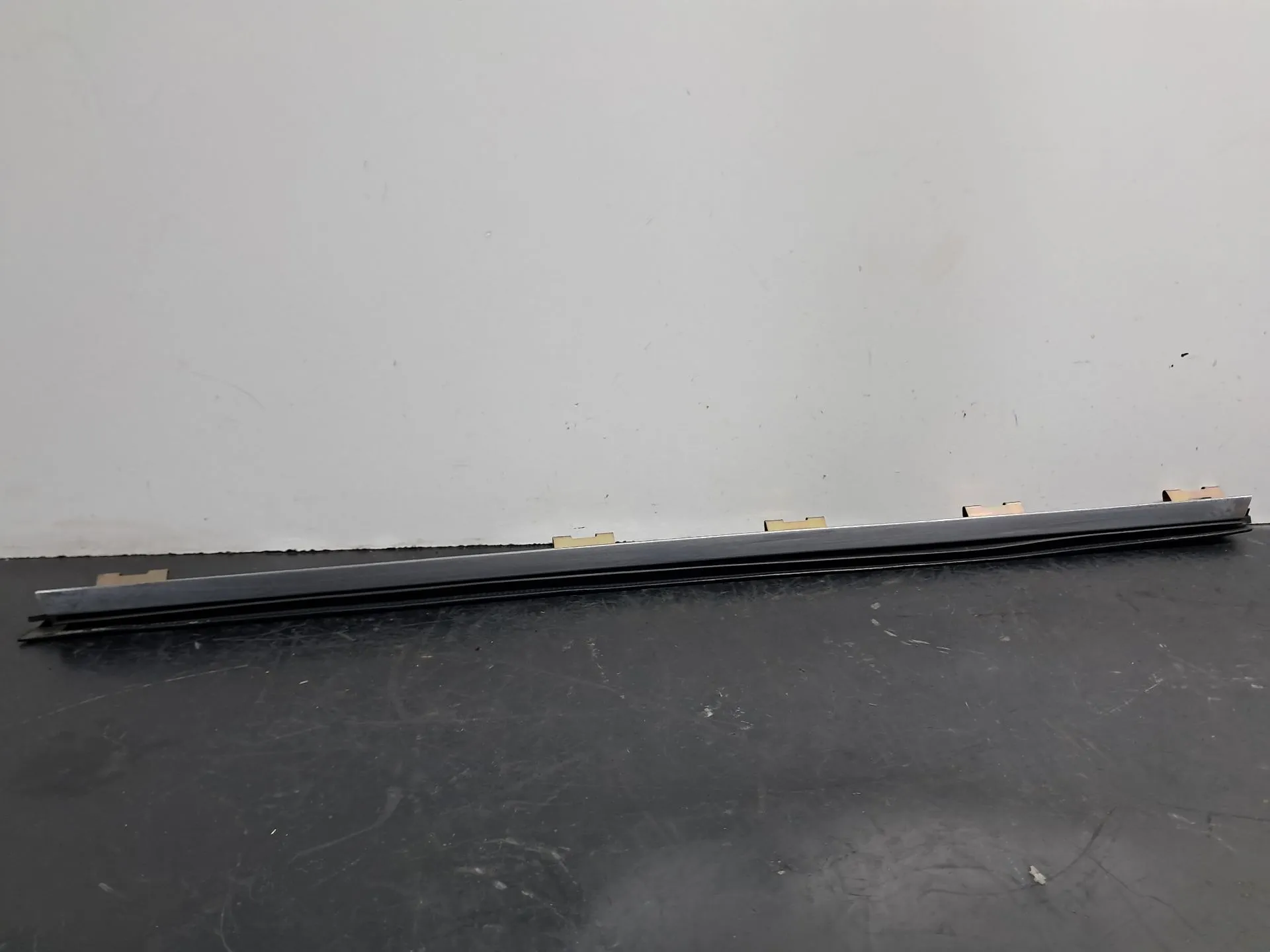 Racloir de vitre porte avant Droite BMW 5 (E34)