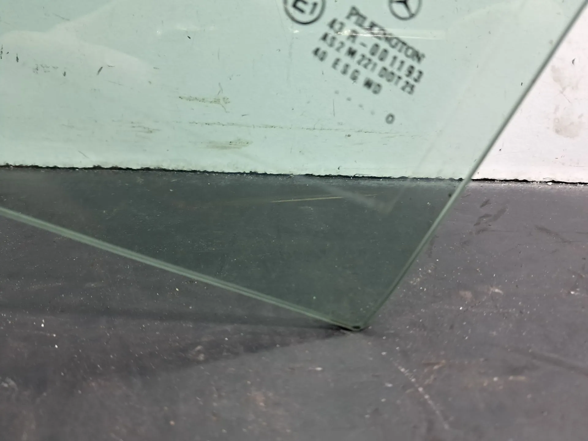 Vitre porte arrière gauche MERCEDES-BENZ Classe C (W203) Imagem-2