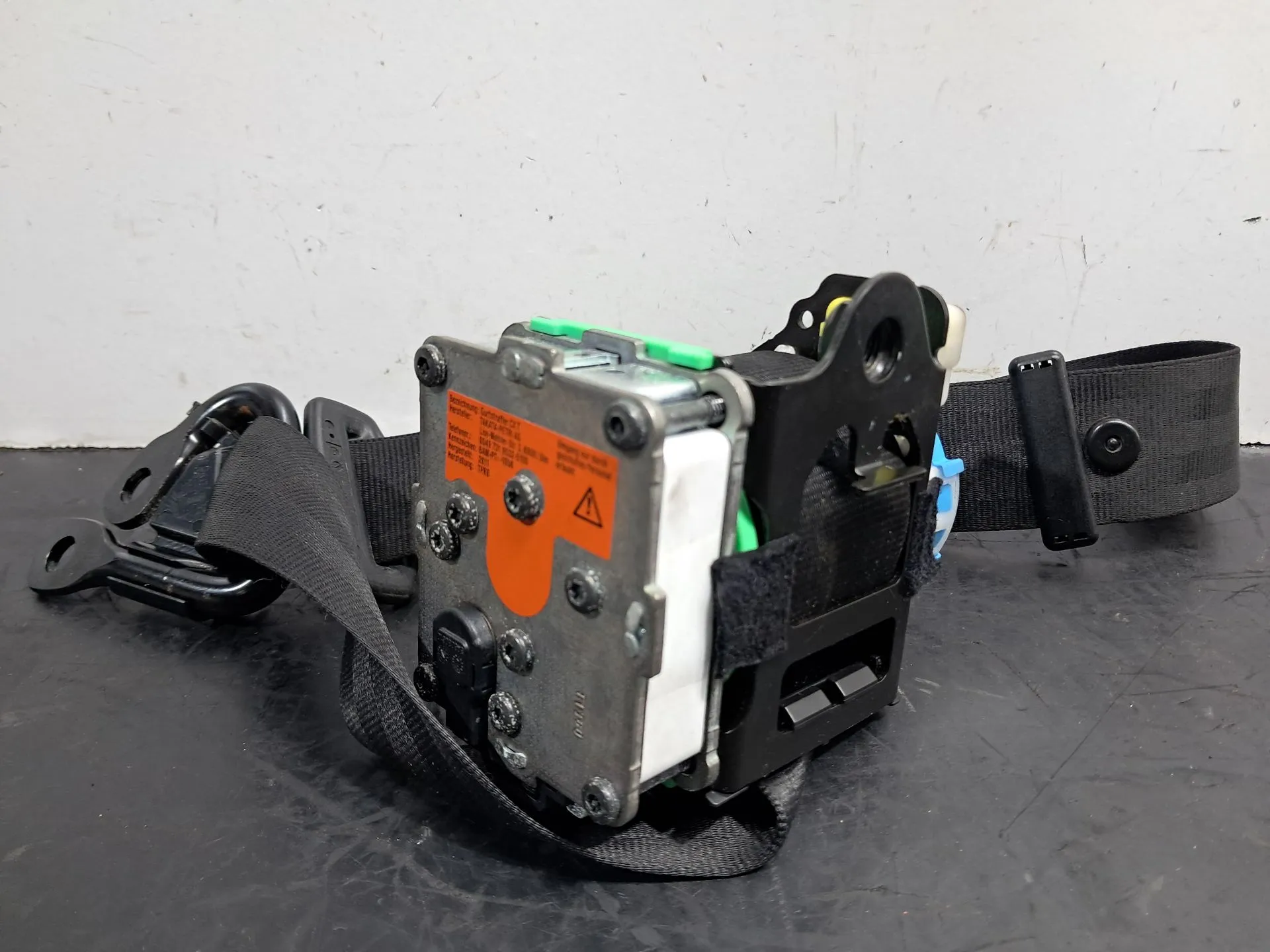 Left front seatbelt pretensioner AUDI TT (8J3)