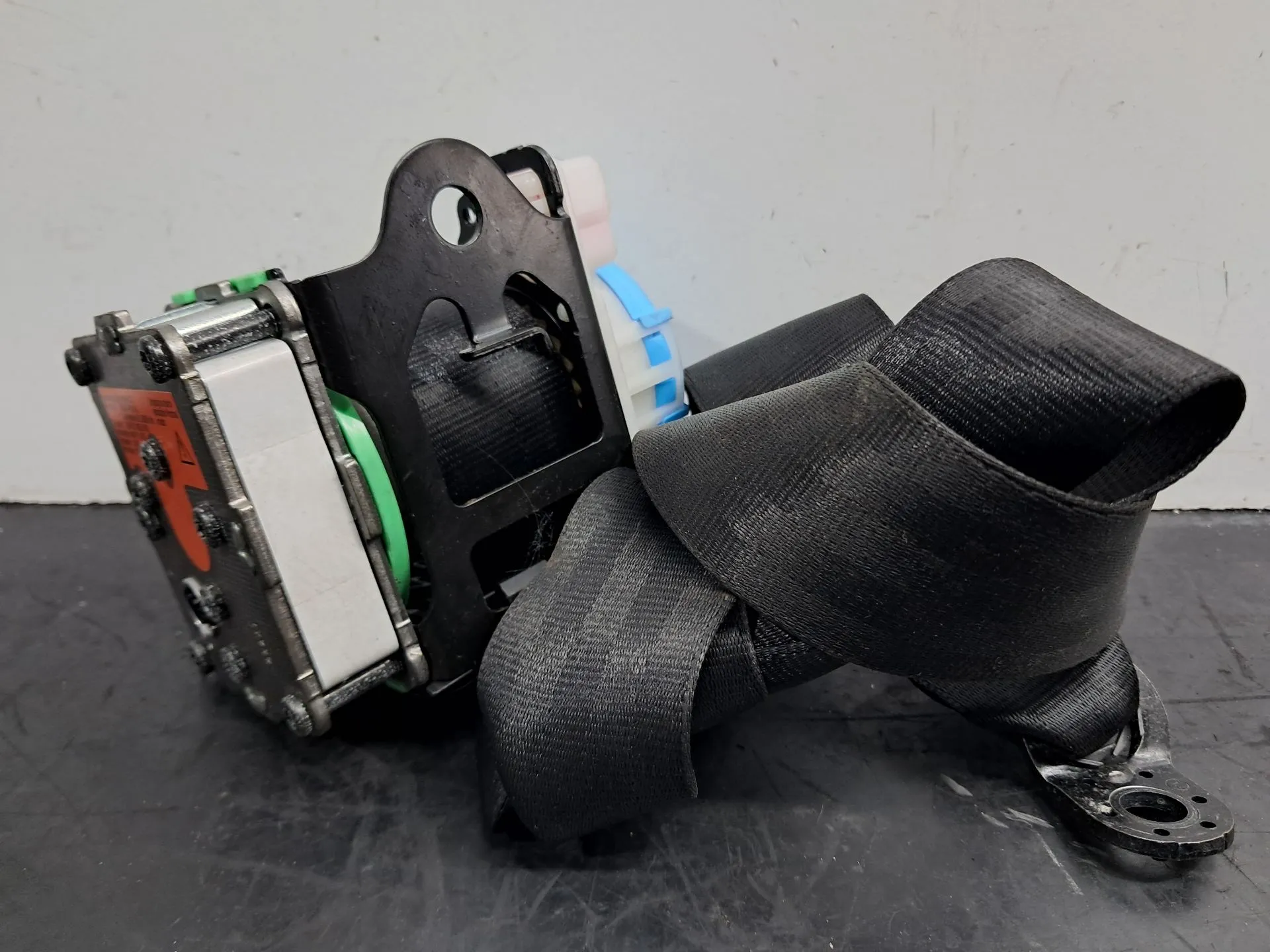 Left rear seatbelt pretensioner AUDI TT (8J3)