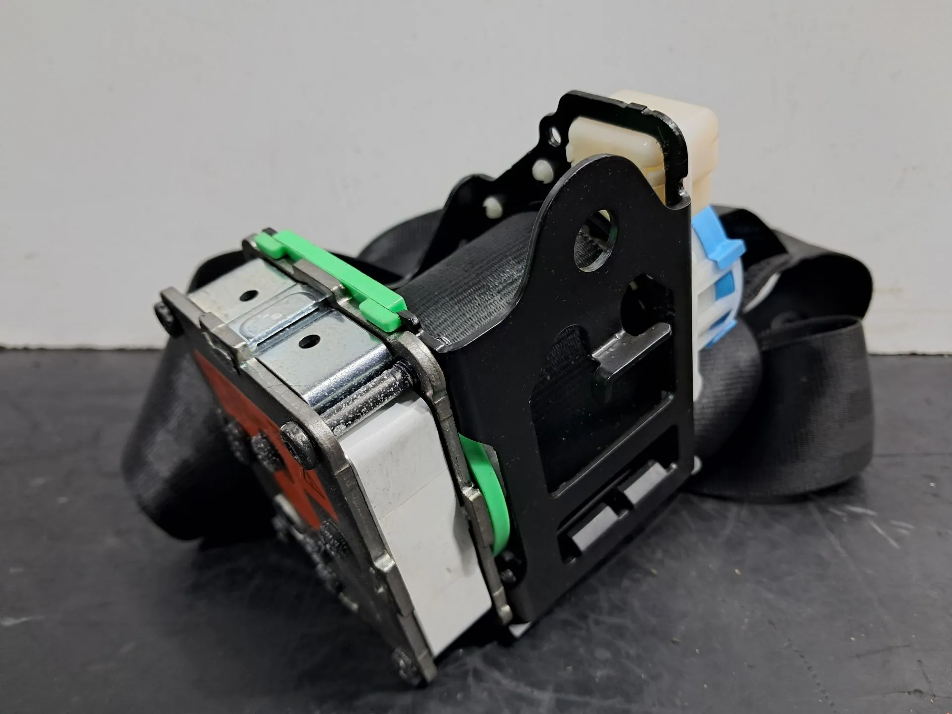 Right rear seatbelt pretensioner AUDI TT (8J3)