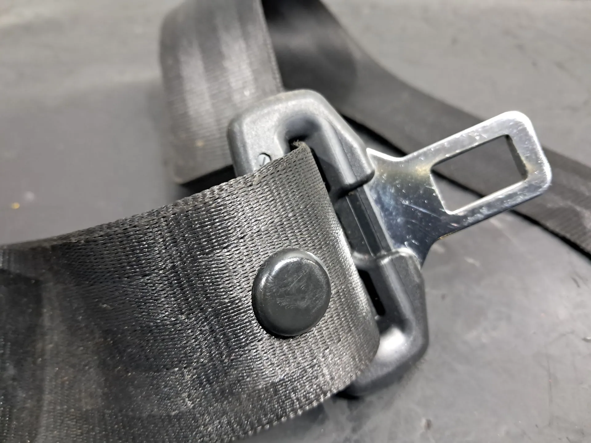 Pretensor cinturón Trasero Derecho AUDI TT (8J3) Imagem-2