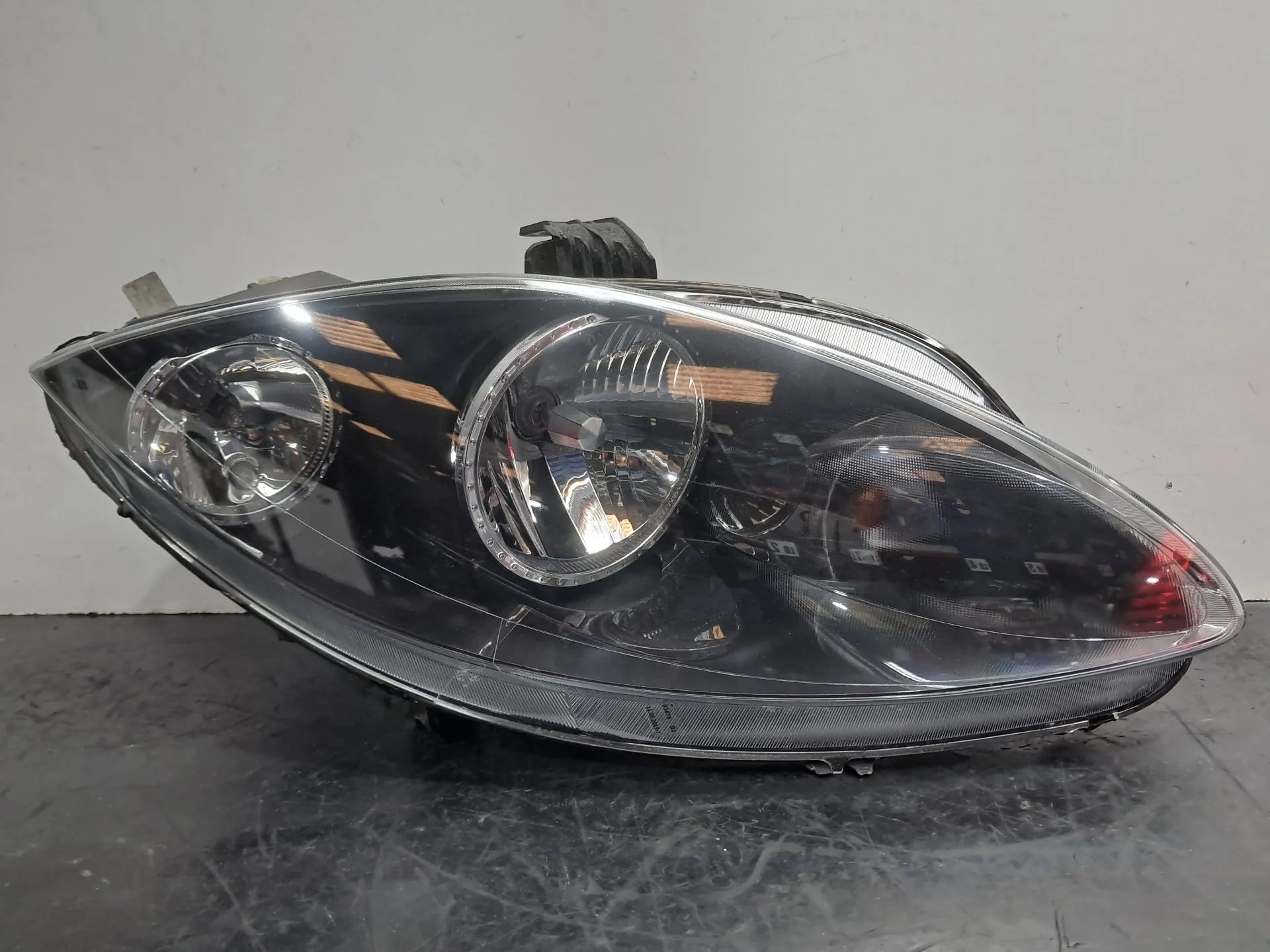 Ótica / farol direita SEAT Leon 