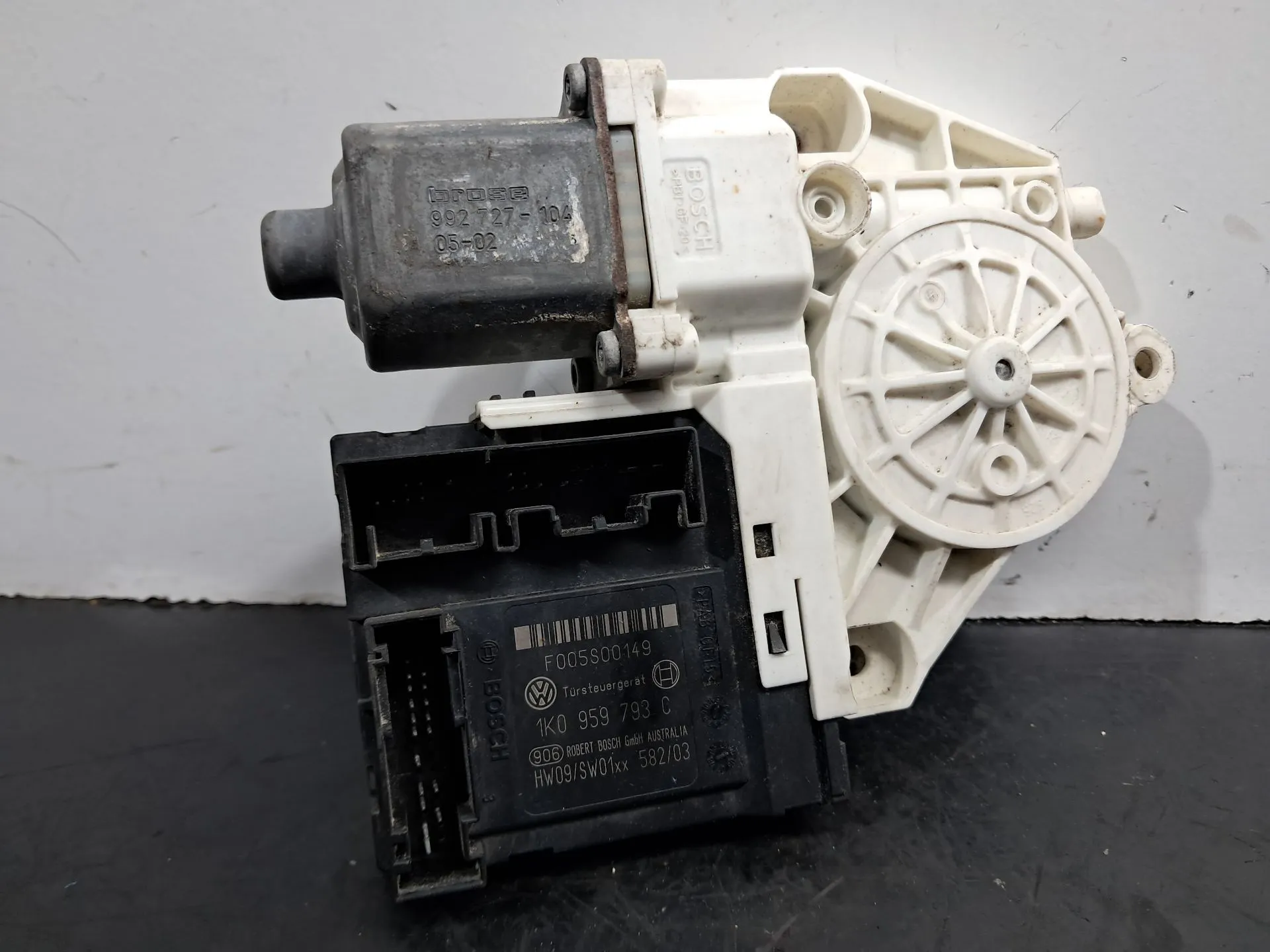 Front Right Door Window Regulator Motor VOLKSWAGEN Golf Plus (5M1, 521)