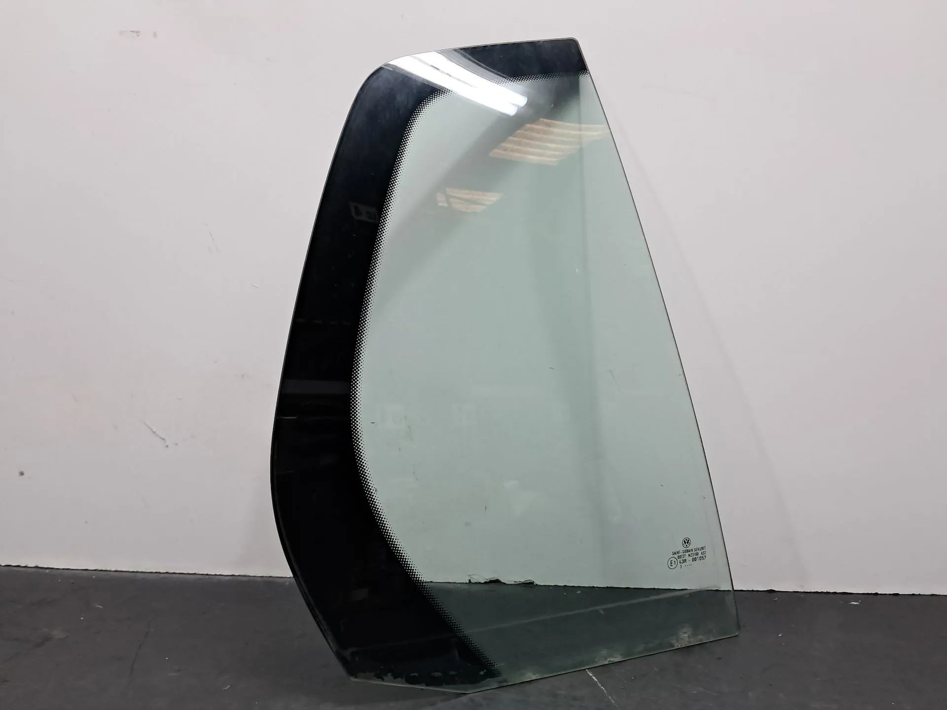 Right rear triangle window VOLKSWAGEN Golf V (1K1)